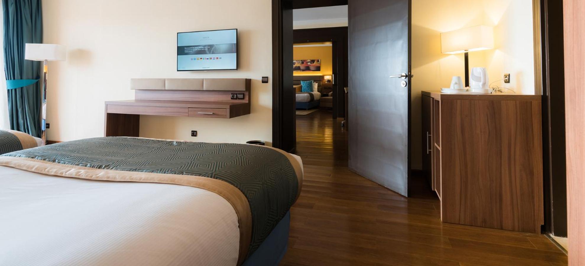 Prestige Suite Jaccuzi Two Double Rooms With Pool View