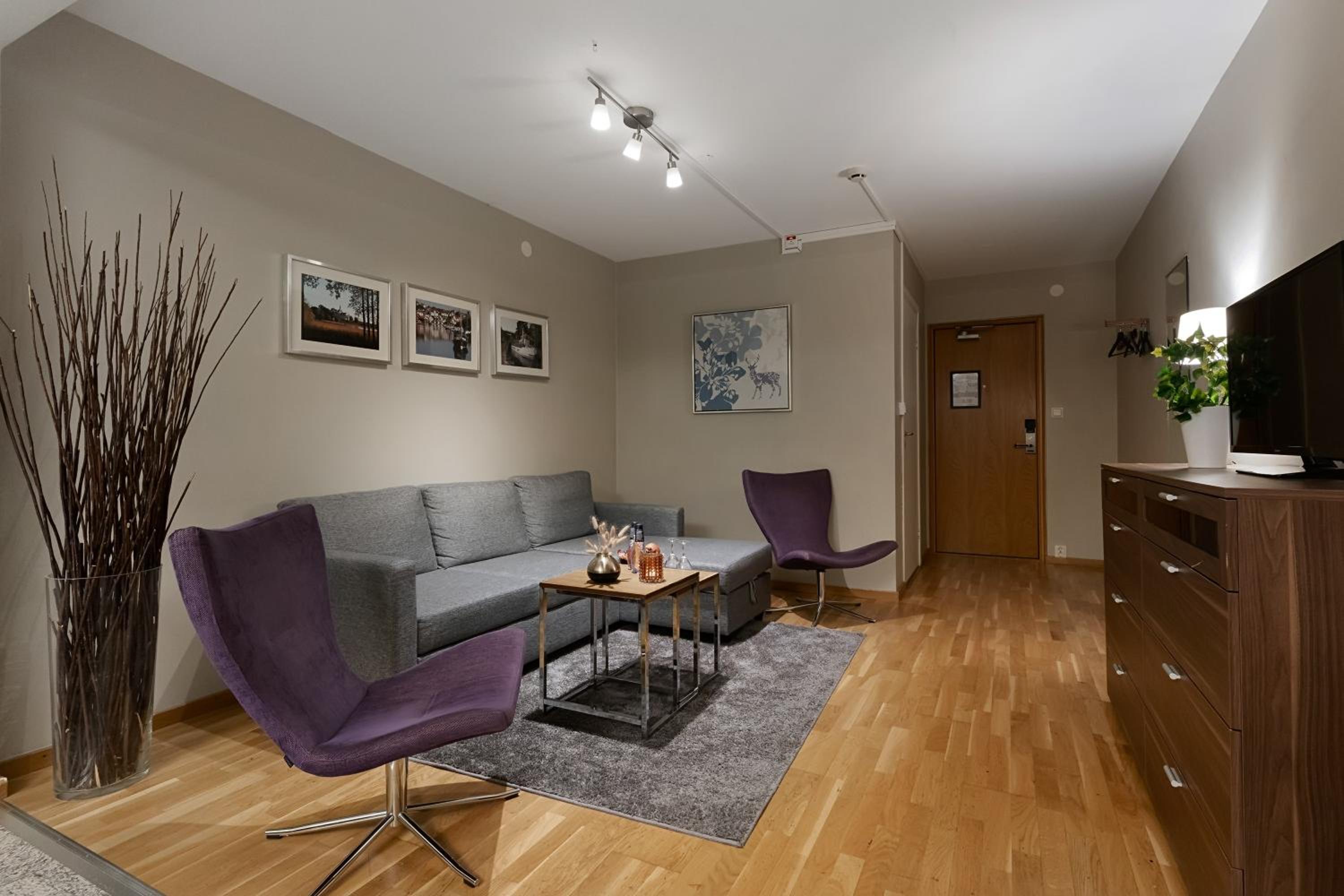 Family Room - Photo 2