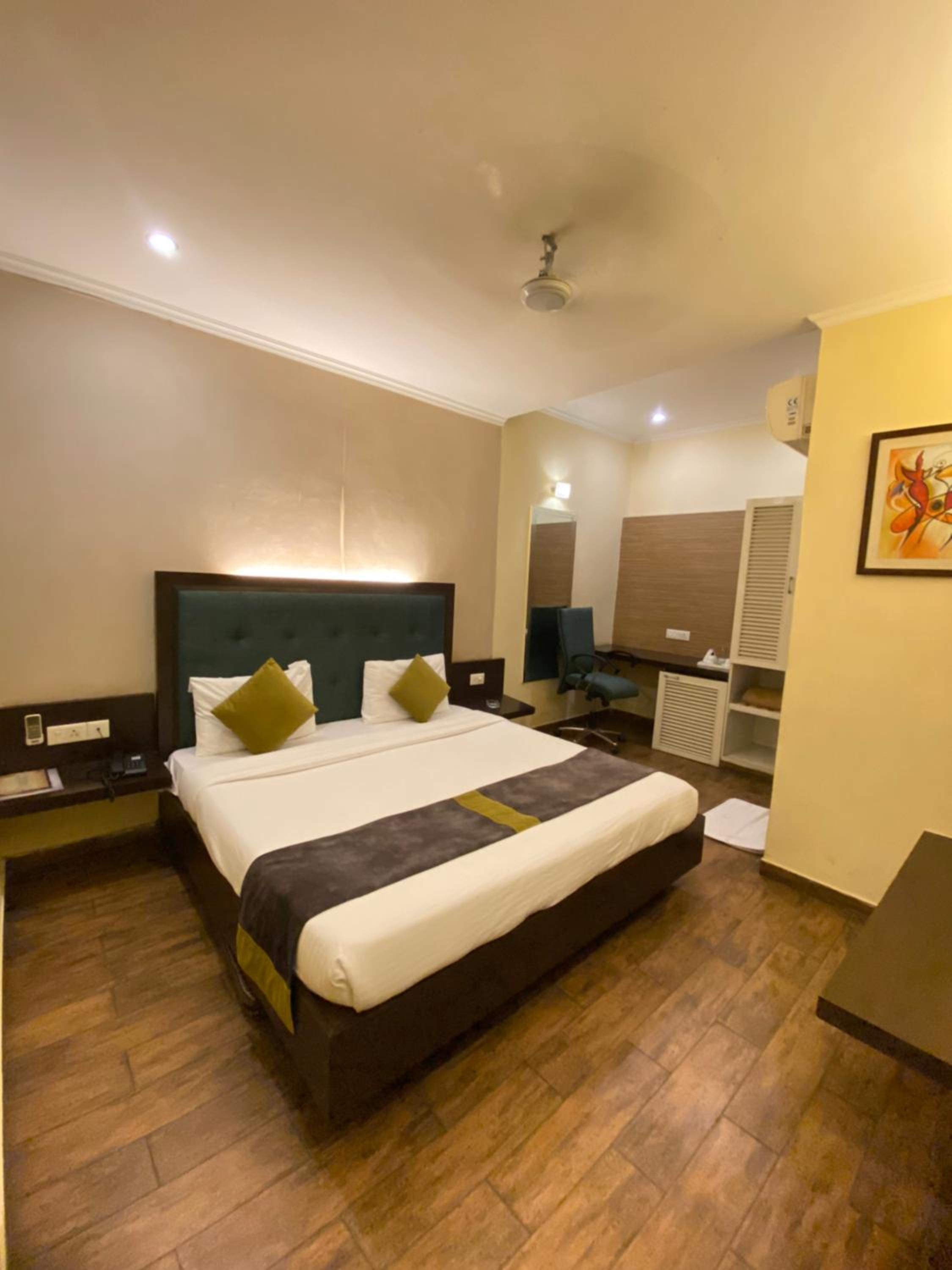 Executive Suite - Photo 20