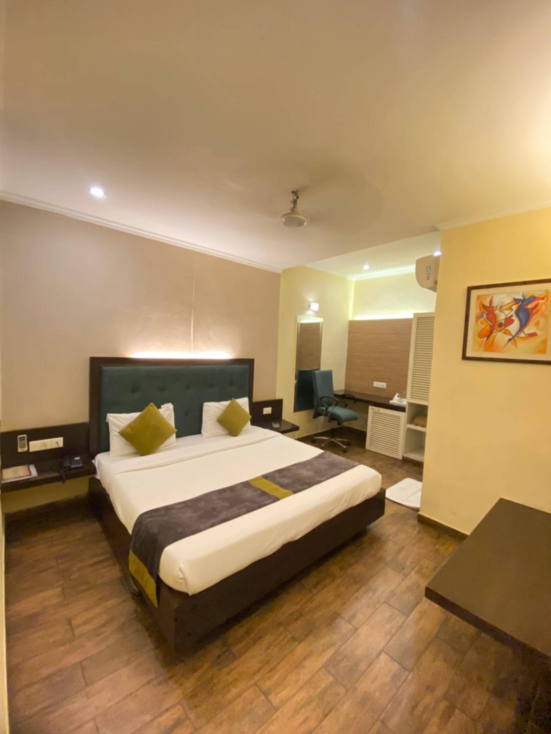 Executive Suite - Photo 19