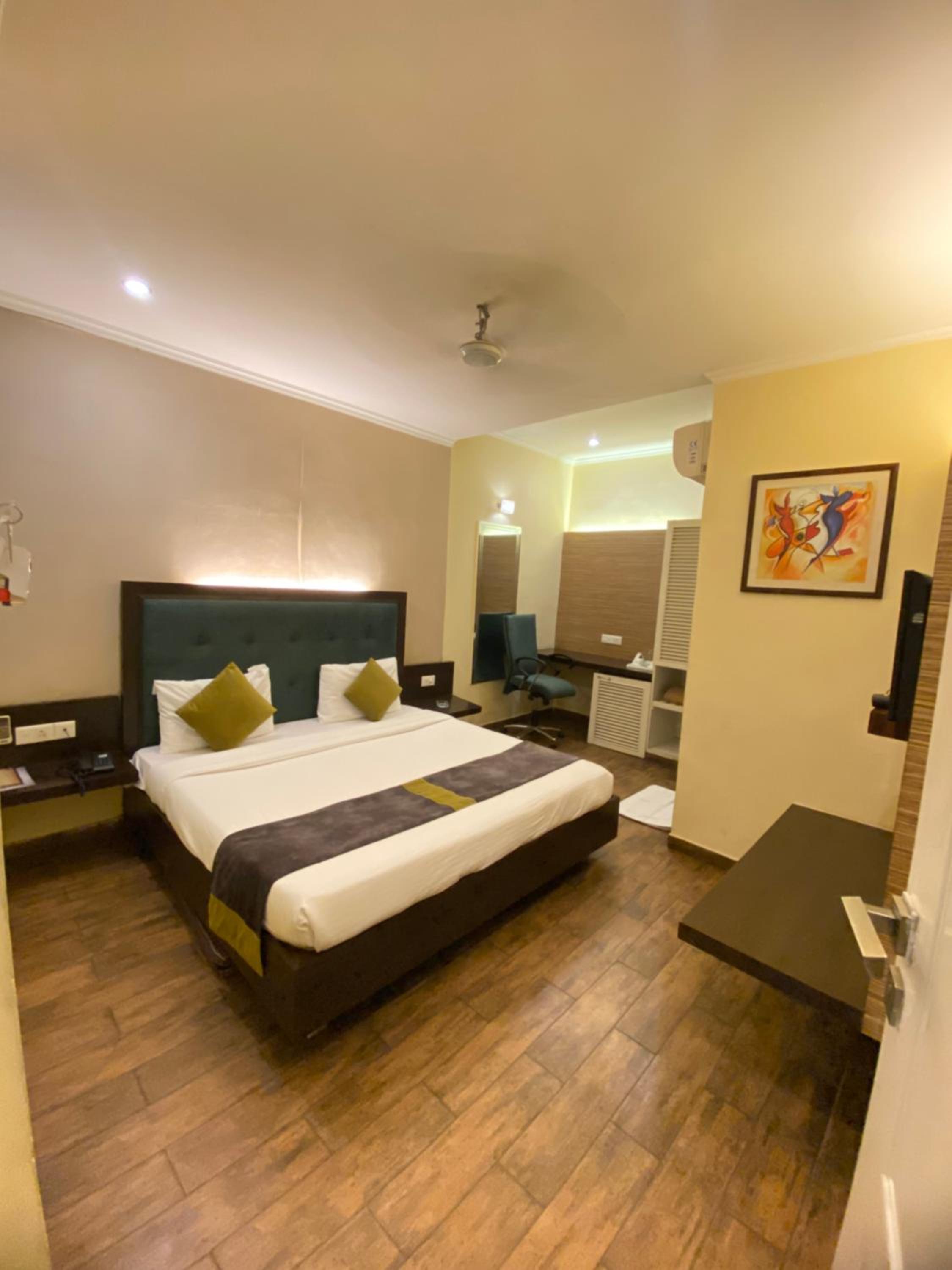 Executive Suite - Photo 21