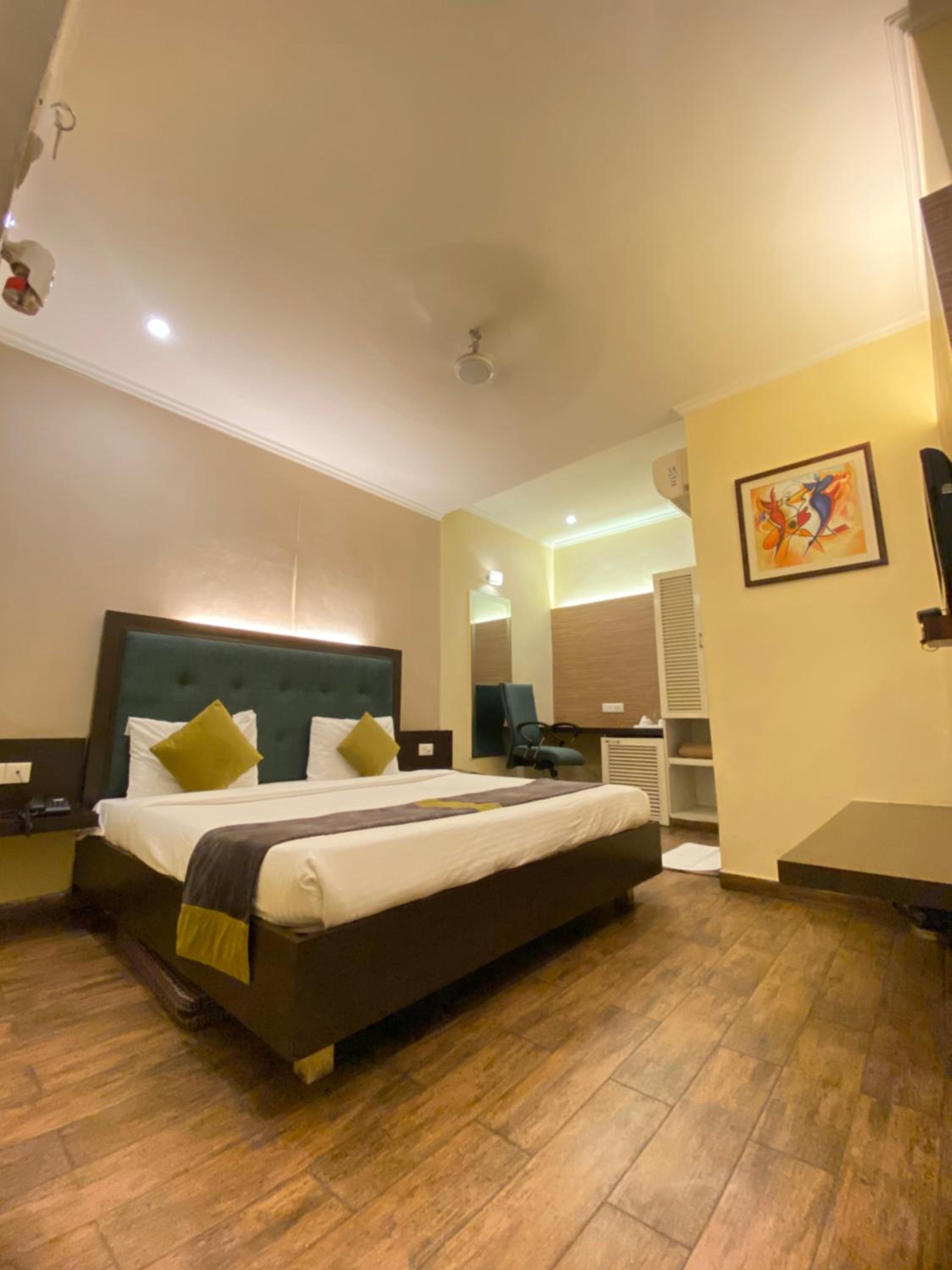 Executive Suite - Photo 22