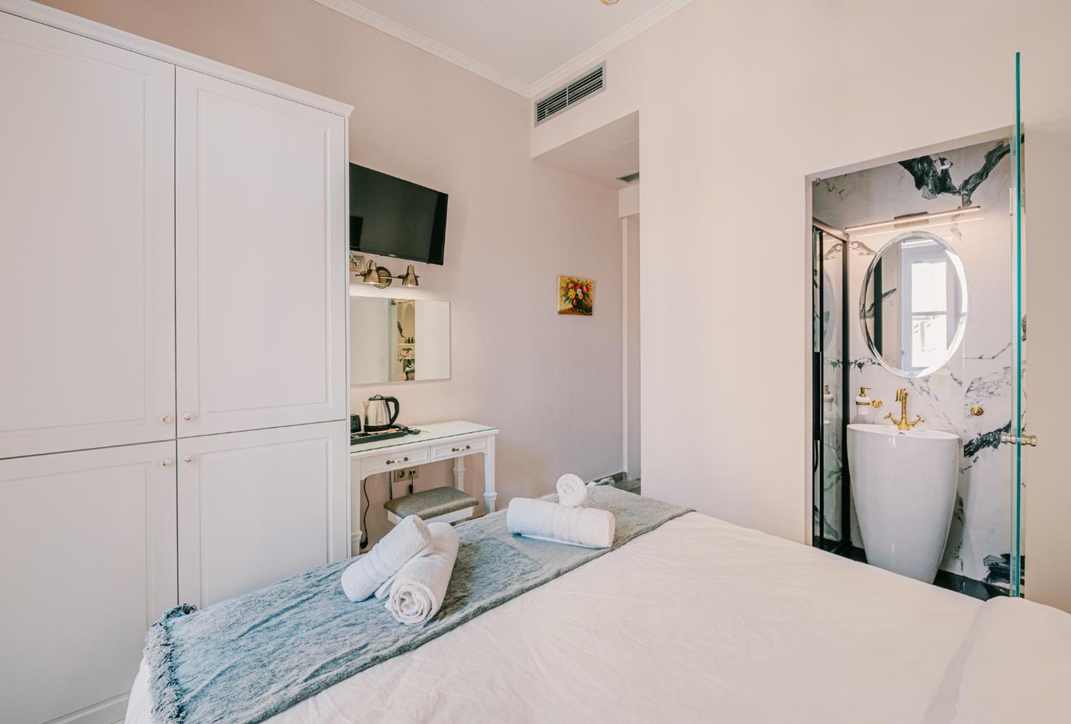 Deluxe Double Room with Balcony photo 2