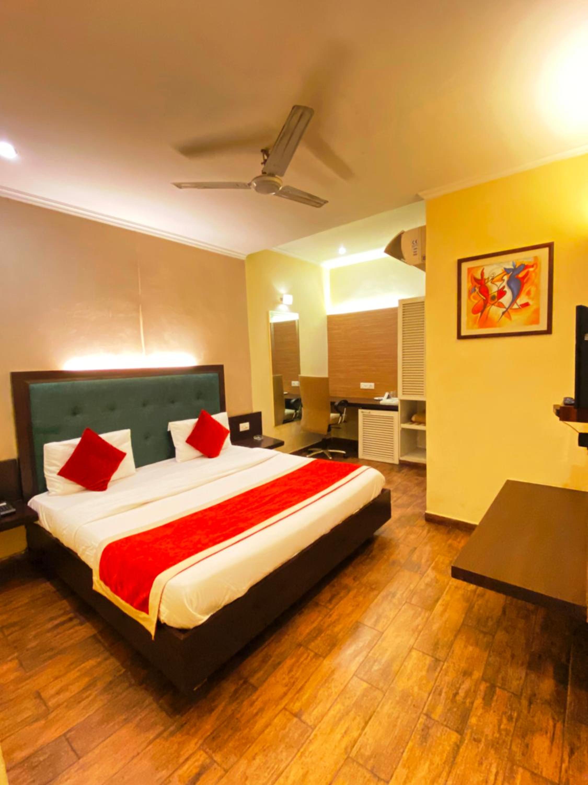 Executive Suite - Photo 10