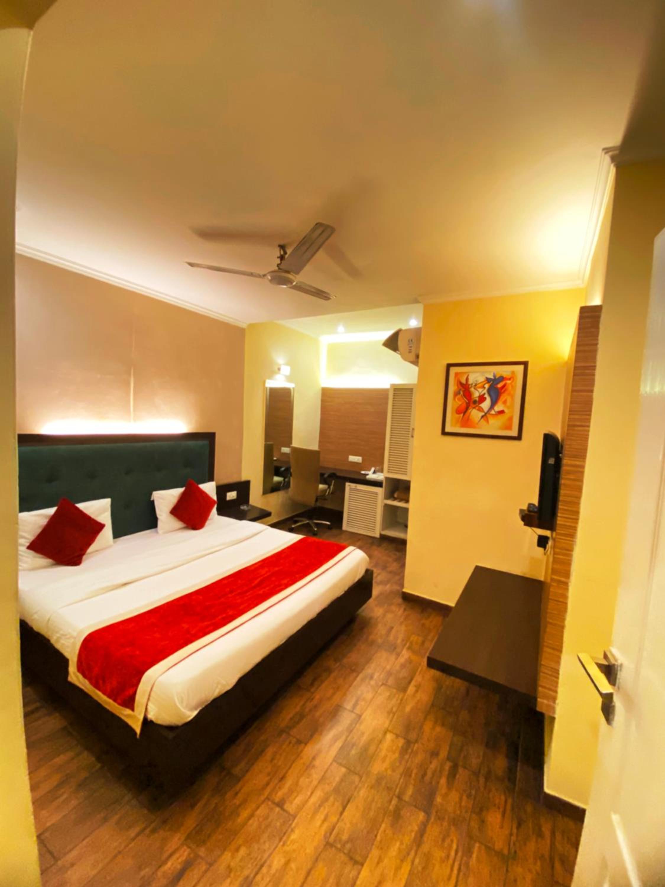 Executive Suite - Photo 11