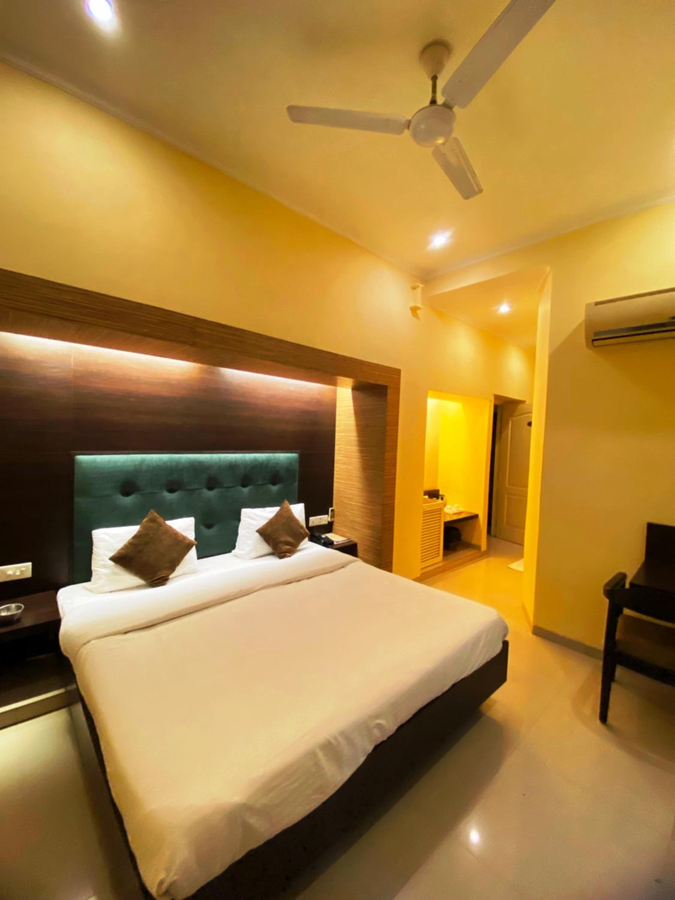 Executive Suite - Photo 14