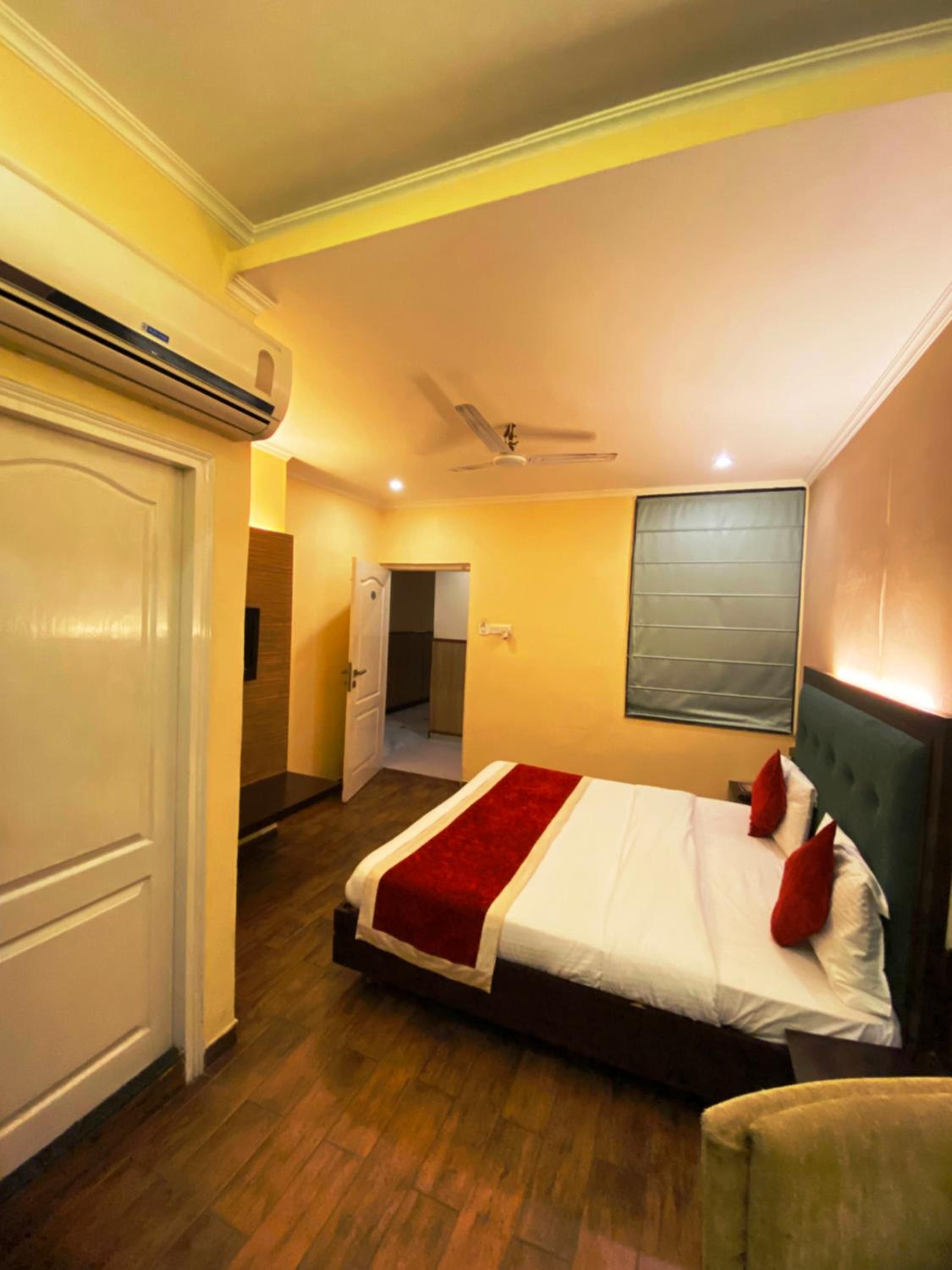Executive Suite - Photo 15
