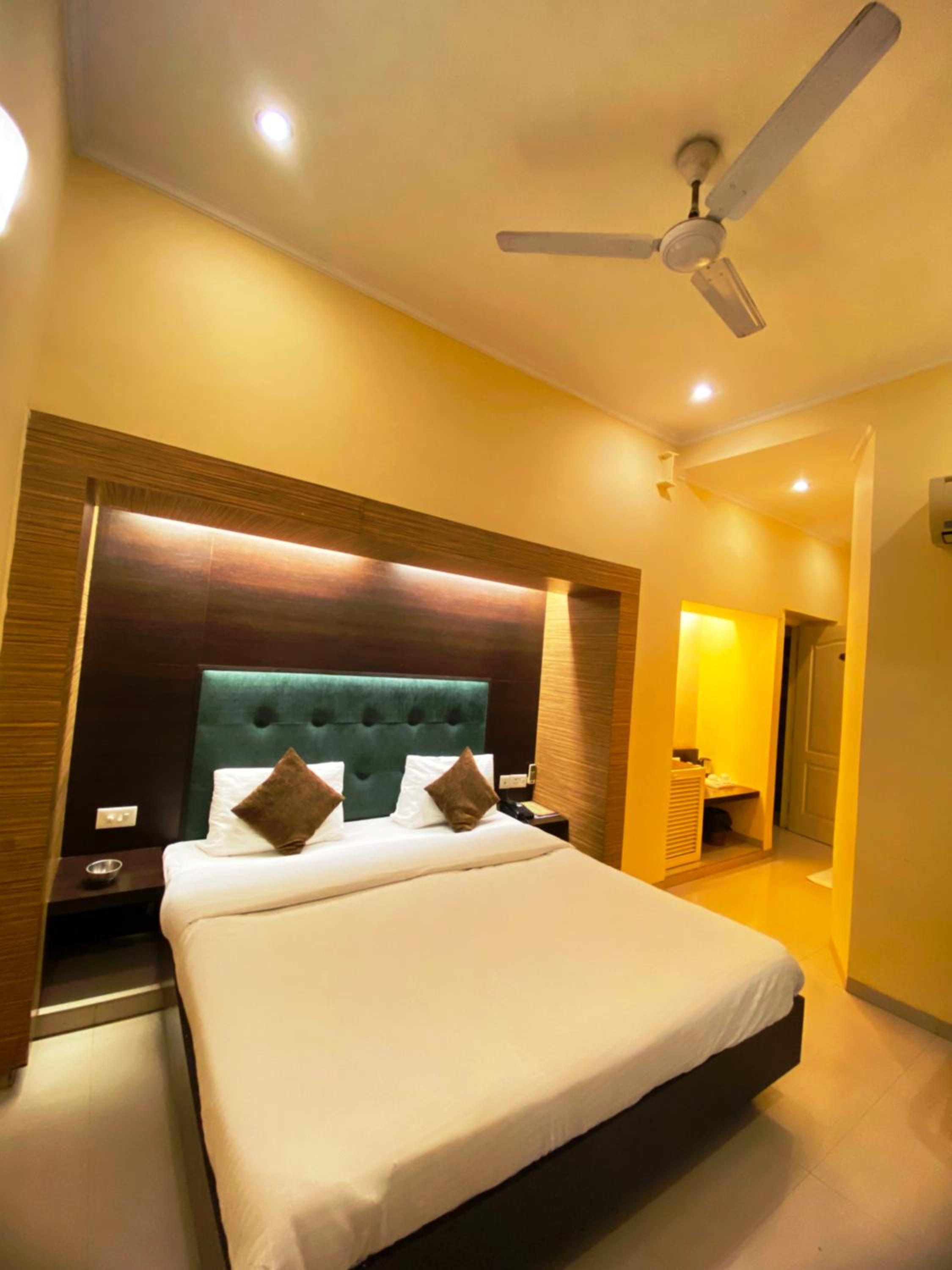 Executive Suite - Photo 16