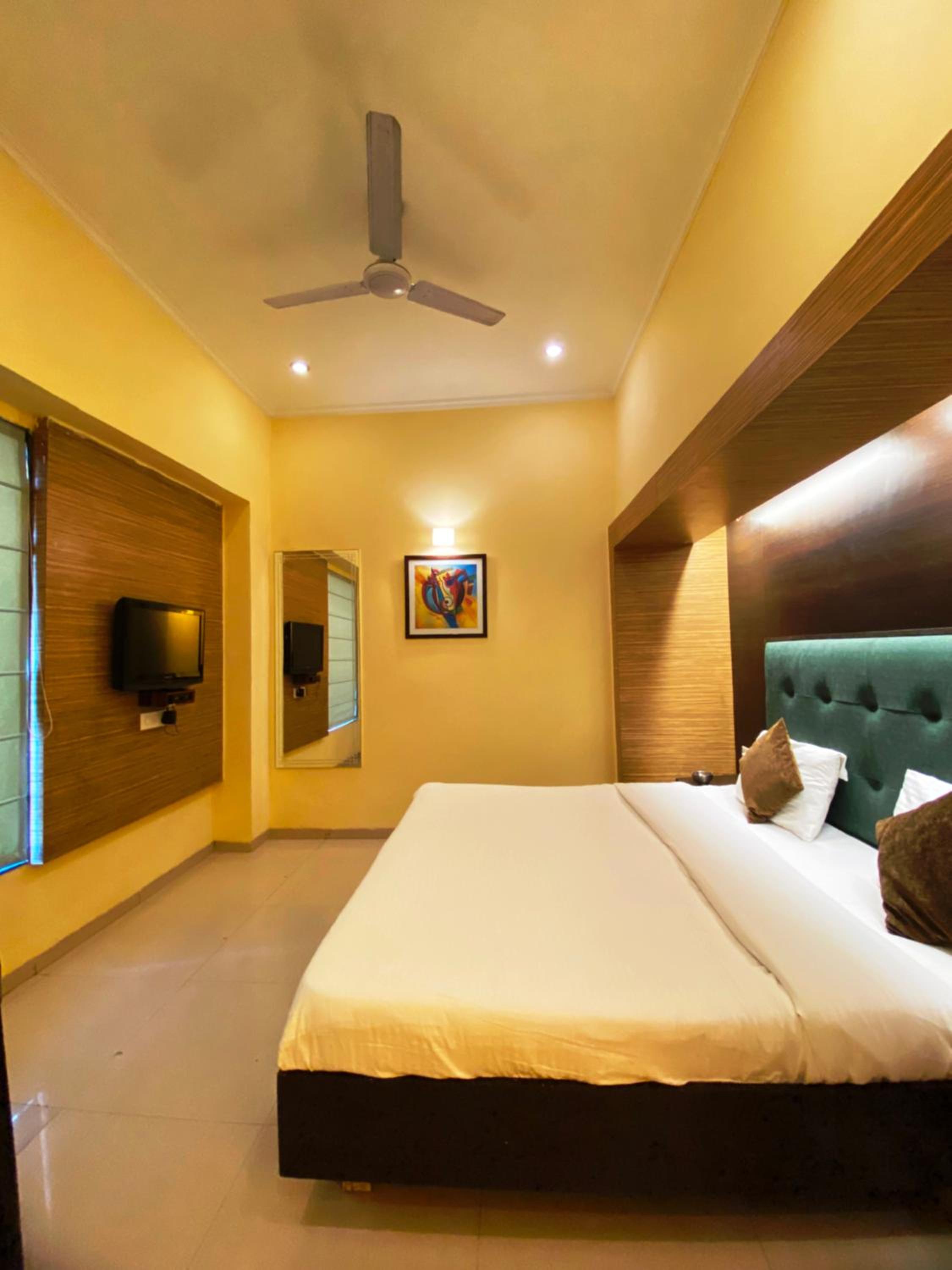 Executive Suite - Photo 17