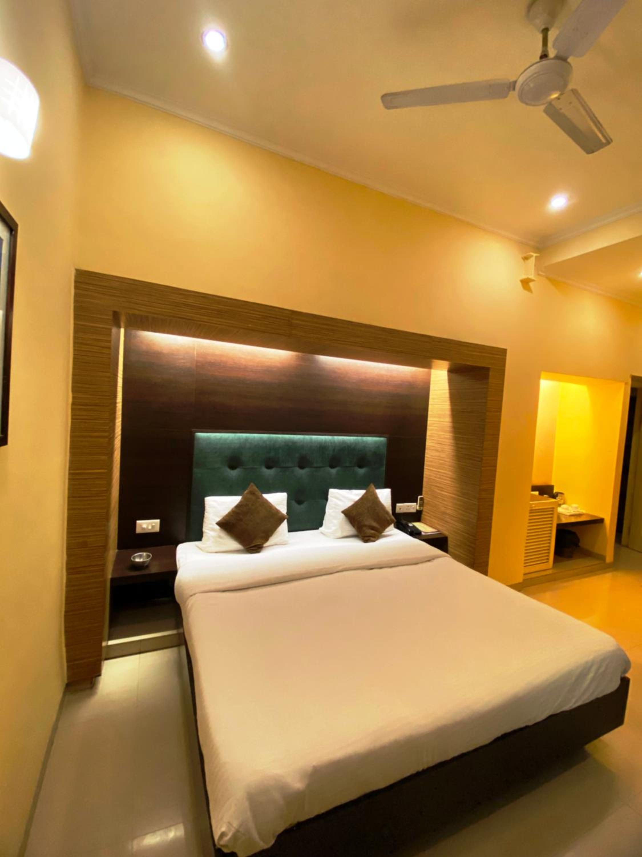 Executive Suite - Photo 5