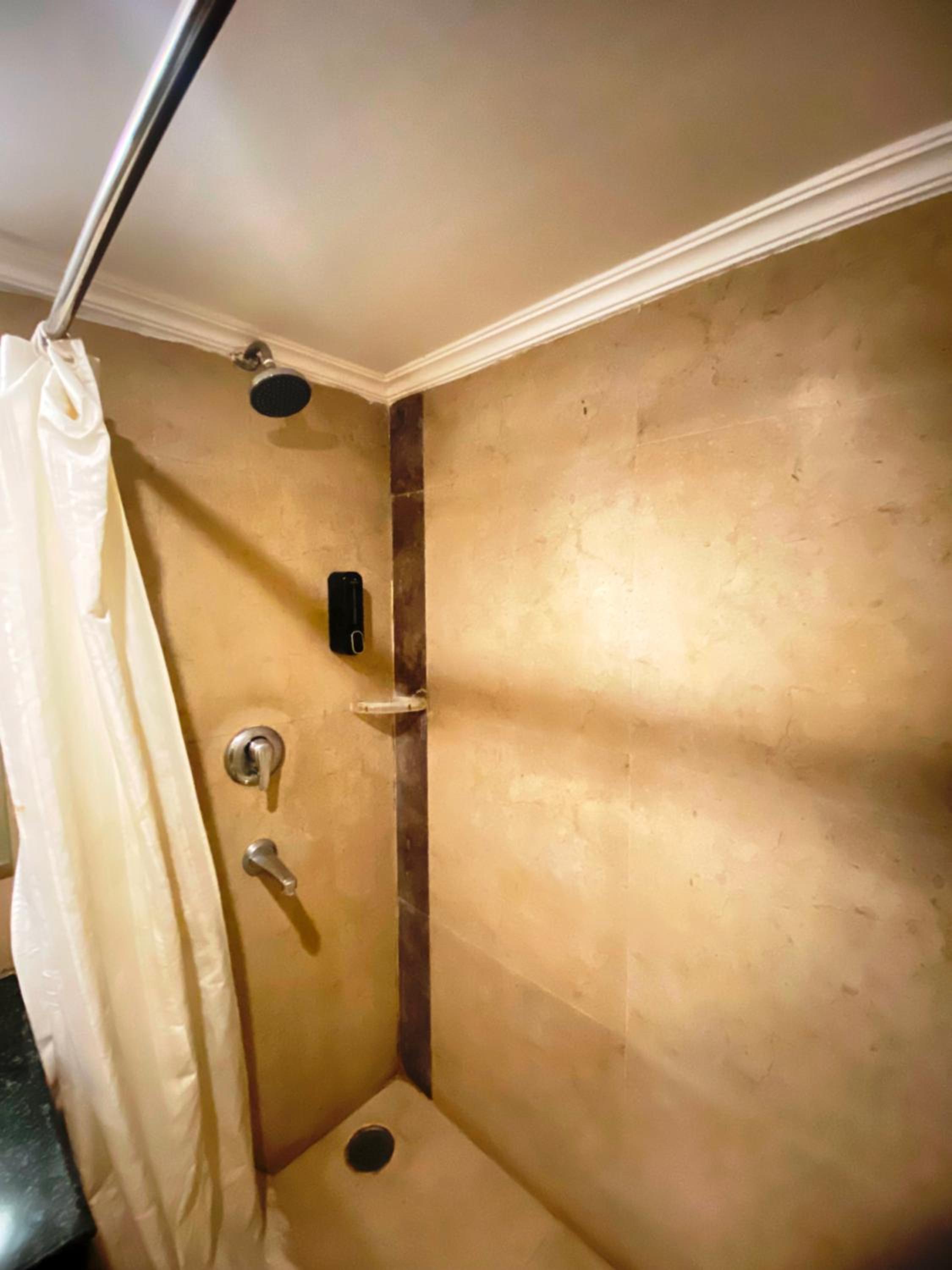 Executive Suite - Photo 18