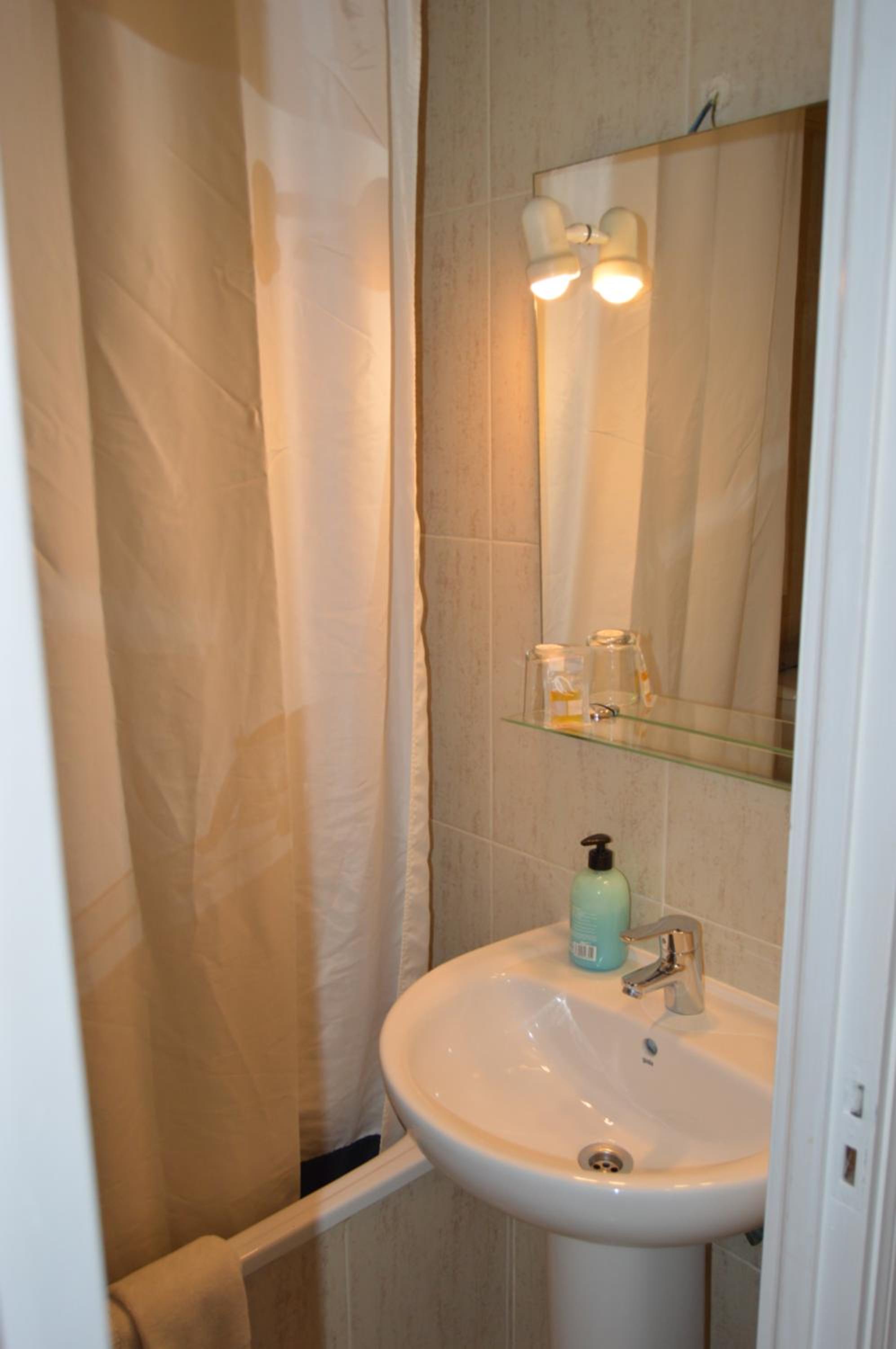 Deluxe Twin Room - Photo 6