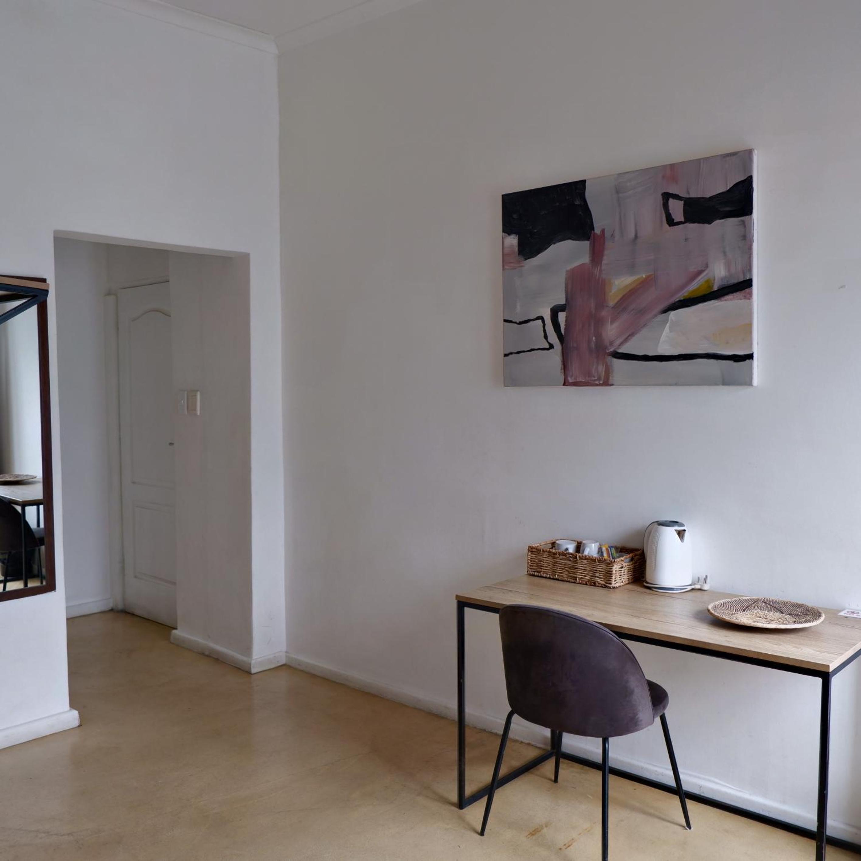 Queen Room with Balcony - Photo 4
