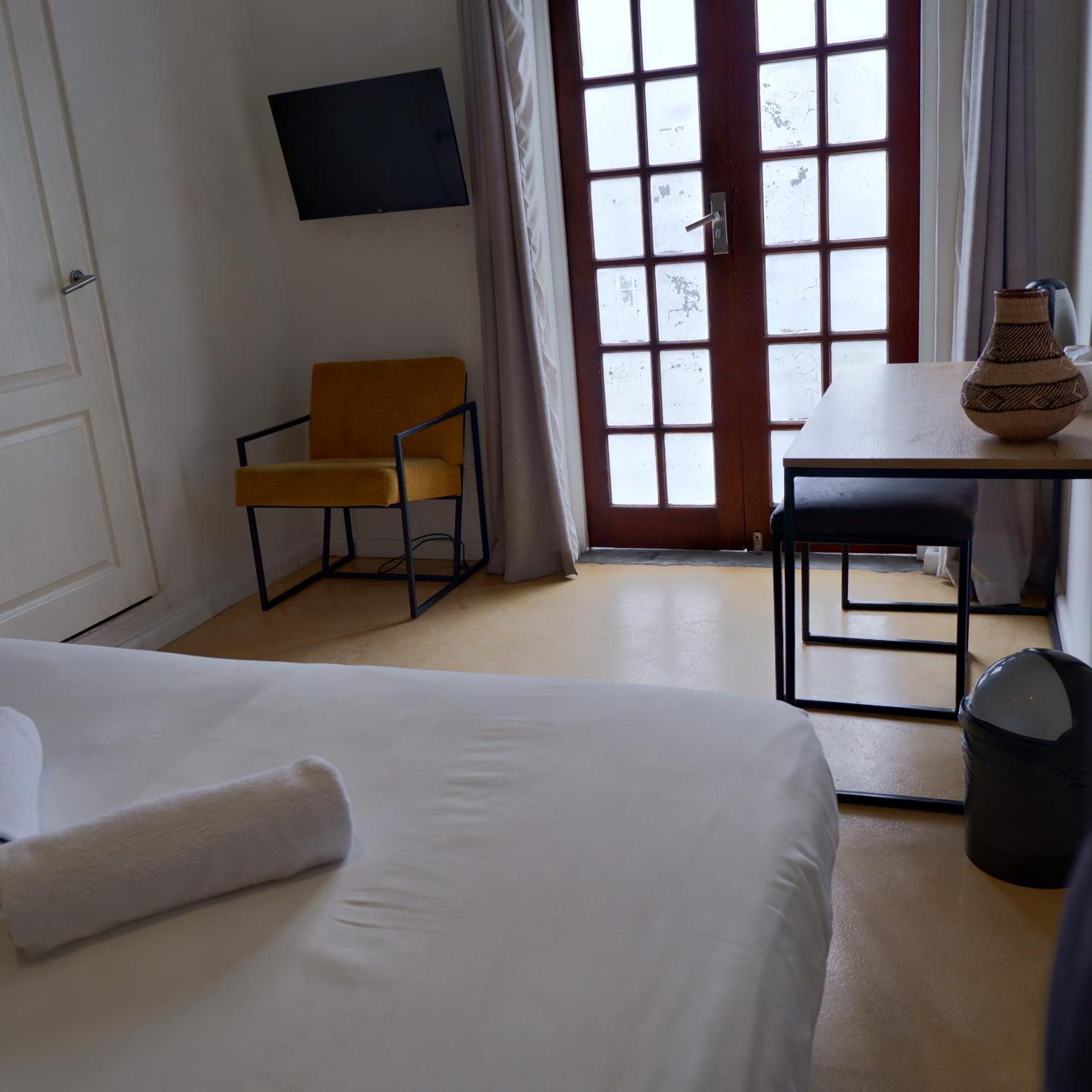 Double Room with Patio - Photo 7