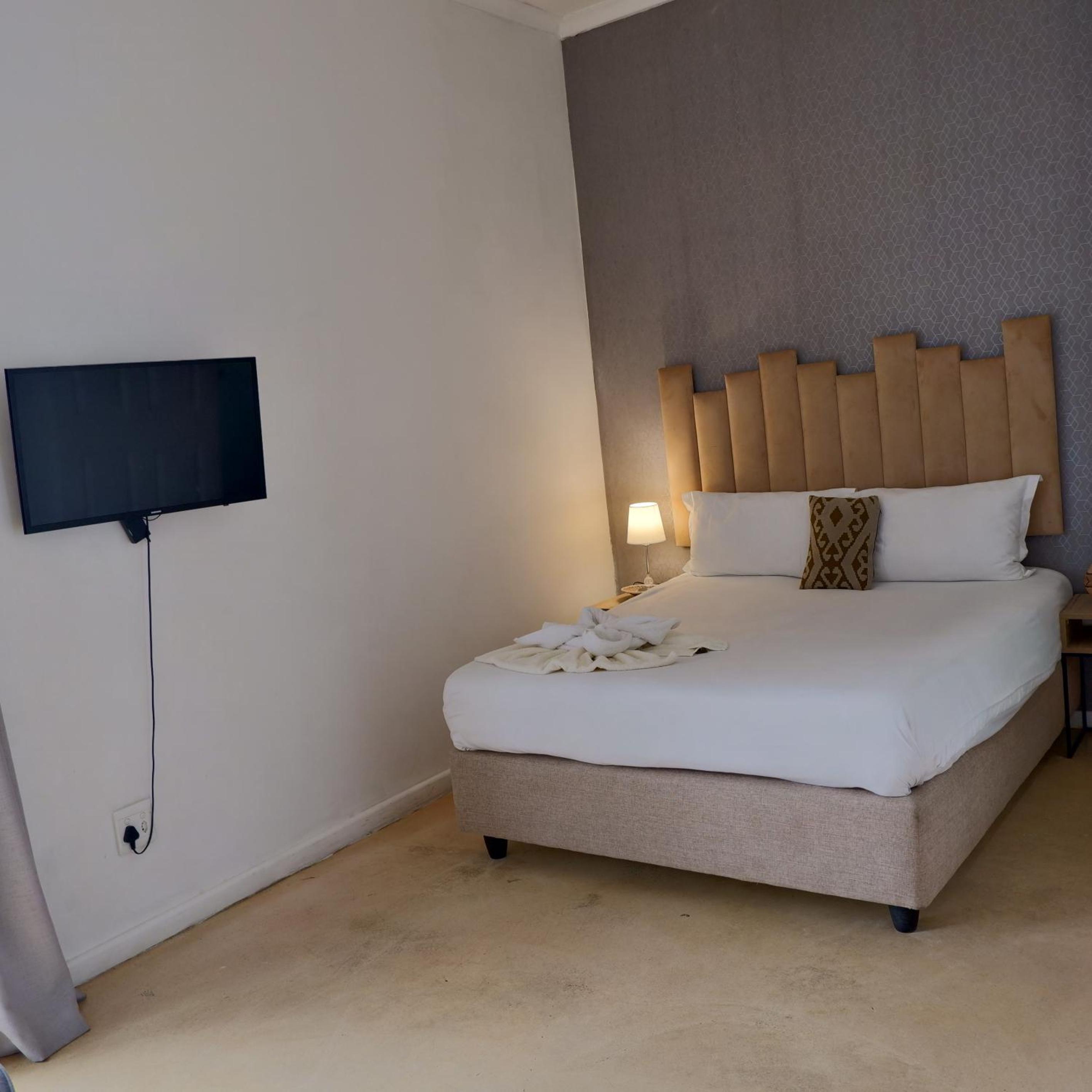 Queen Room with Balcony - Photo 6