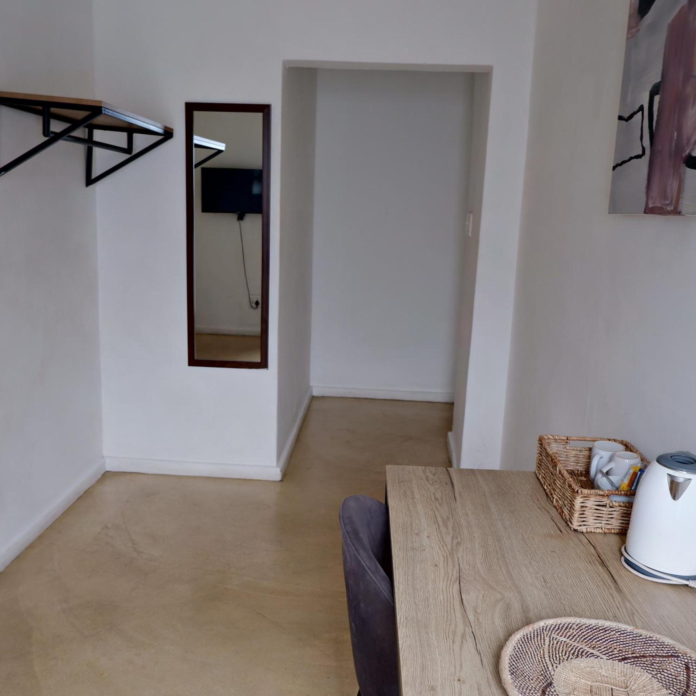 Queen Room with Balcony - Photo 5