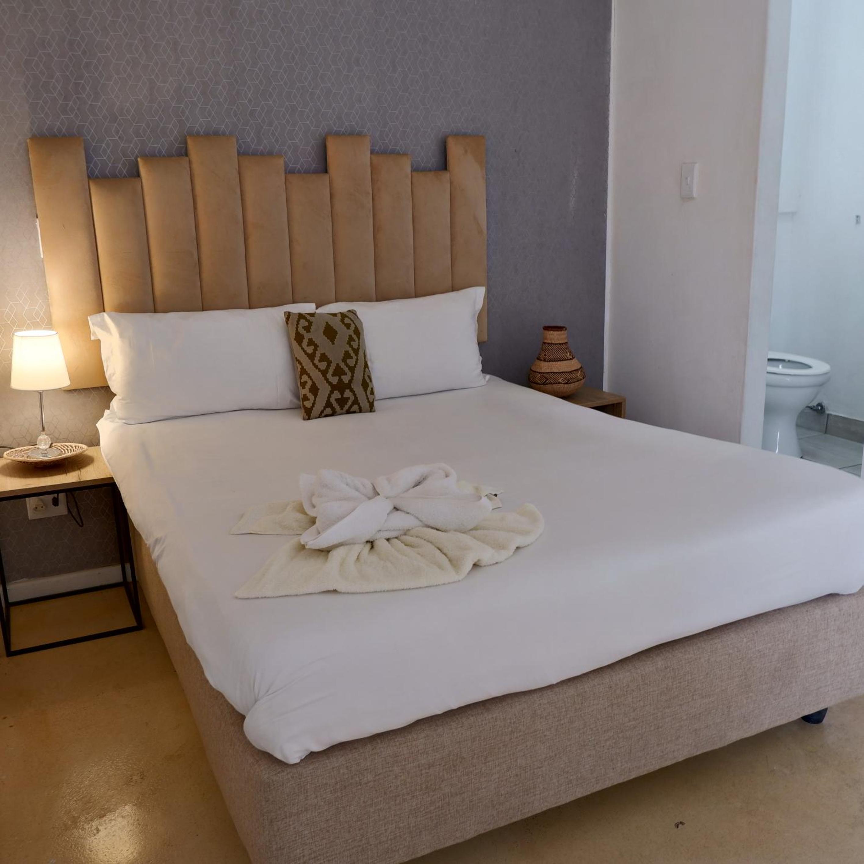 Queen Room with Balcony - Photo 7