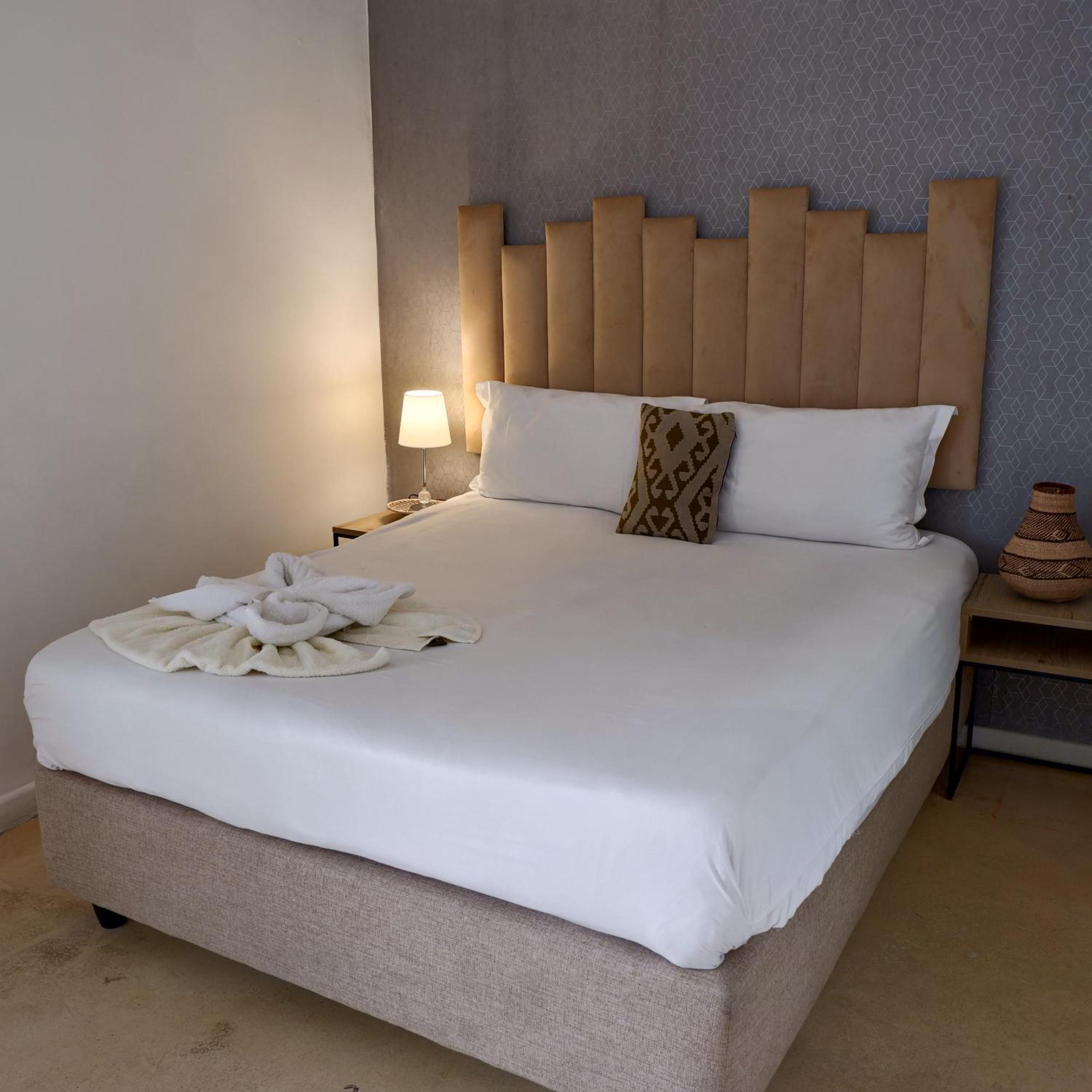 Queen Room with Balcony - Photo 9