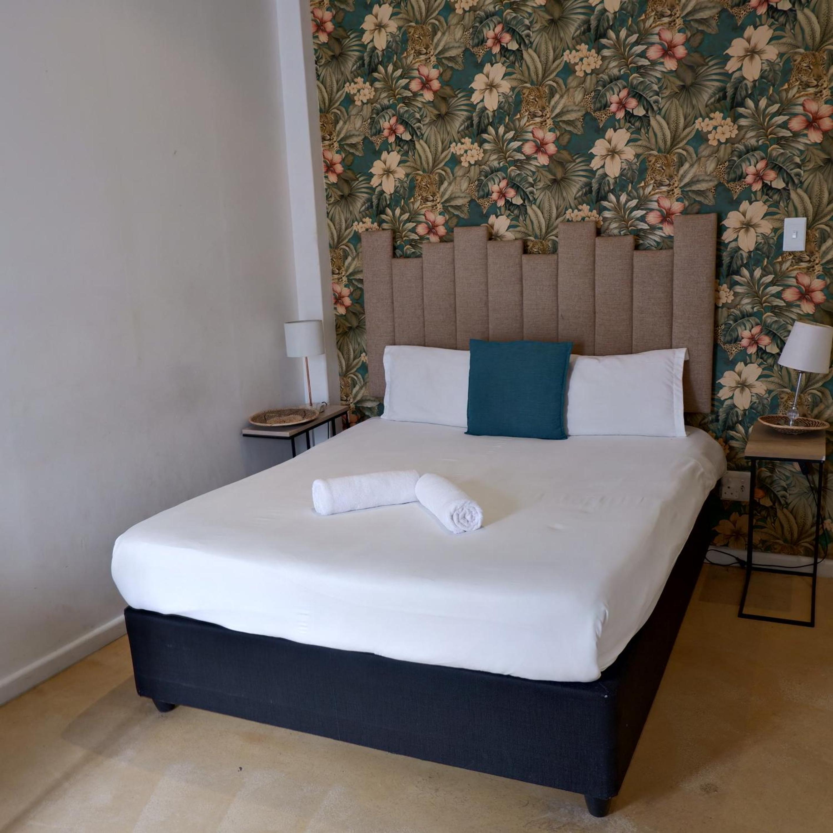 Double Room with Patio - Photo 10