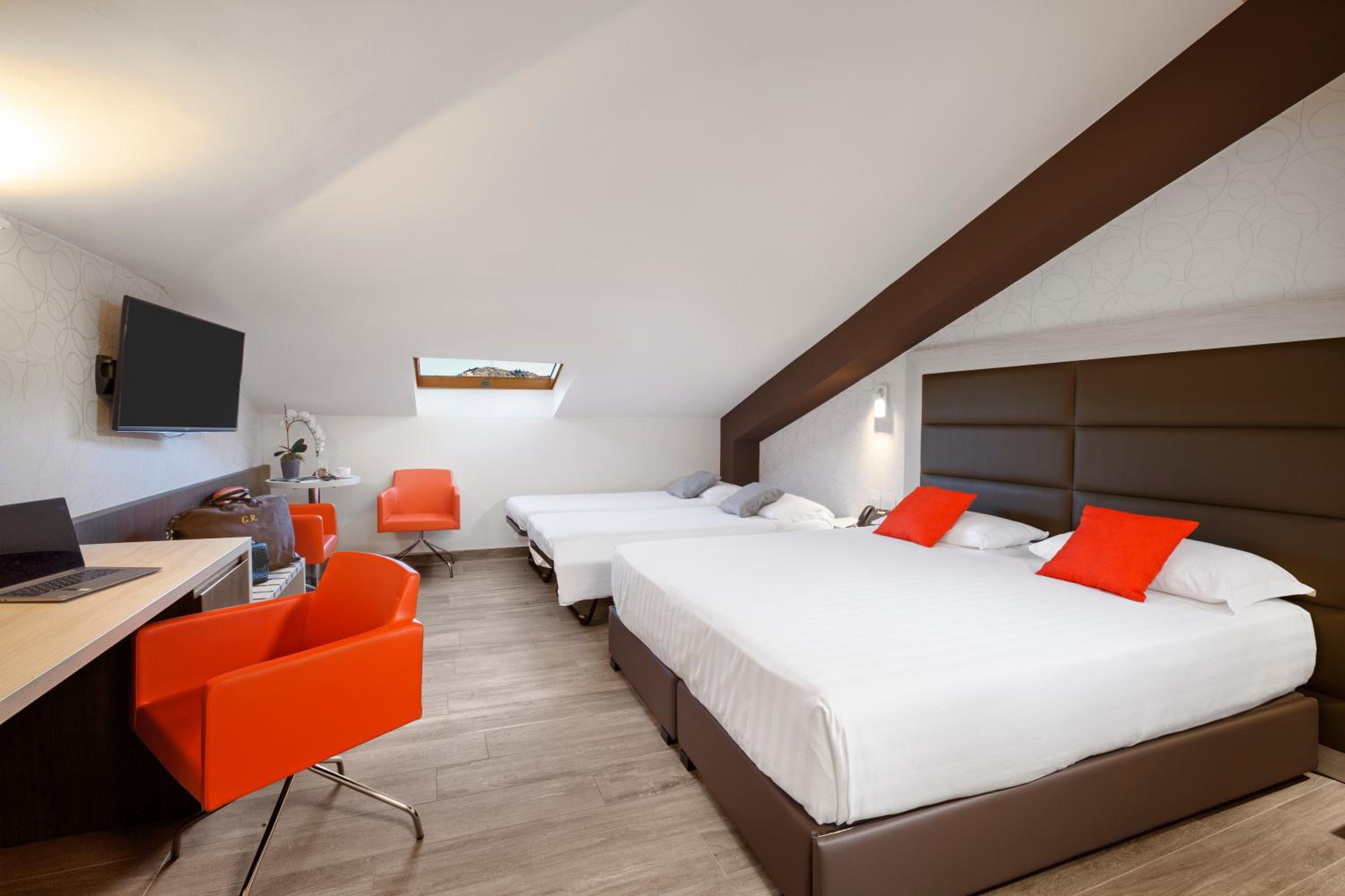 Large Double or Twin Room - Photo 1