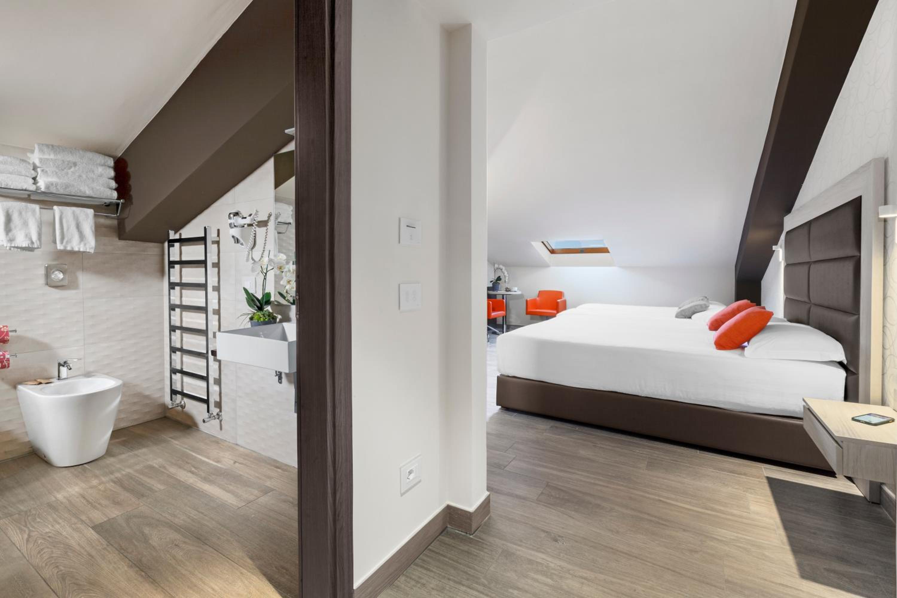 Large Double or Twin Room - Photo 3