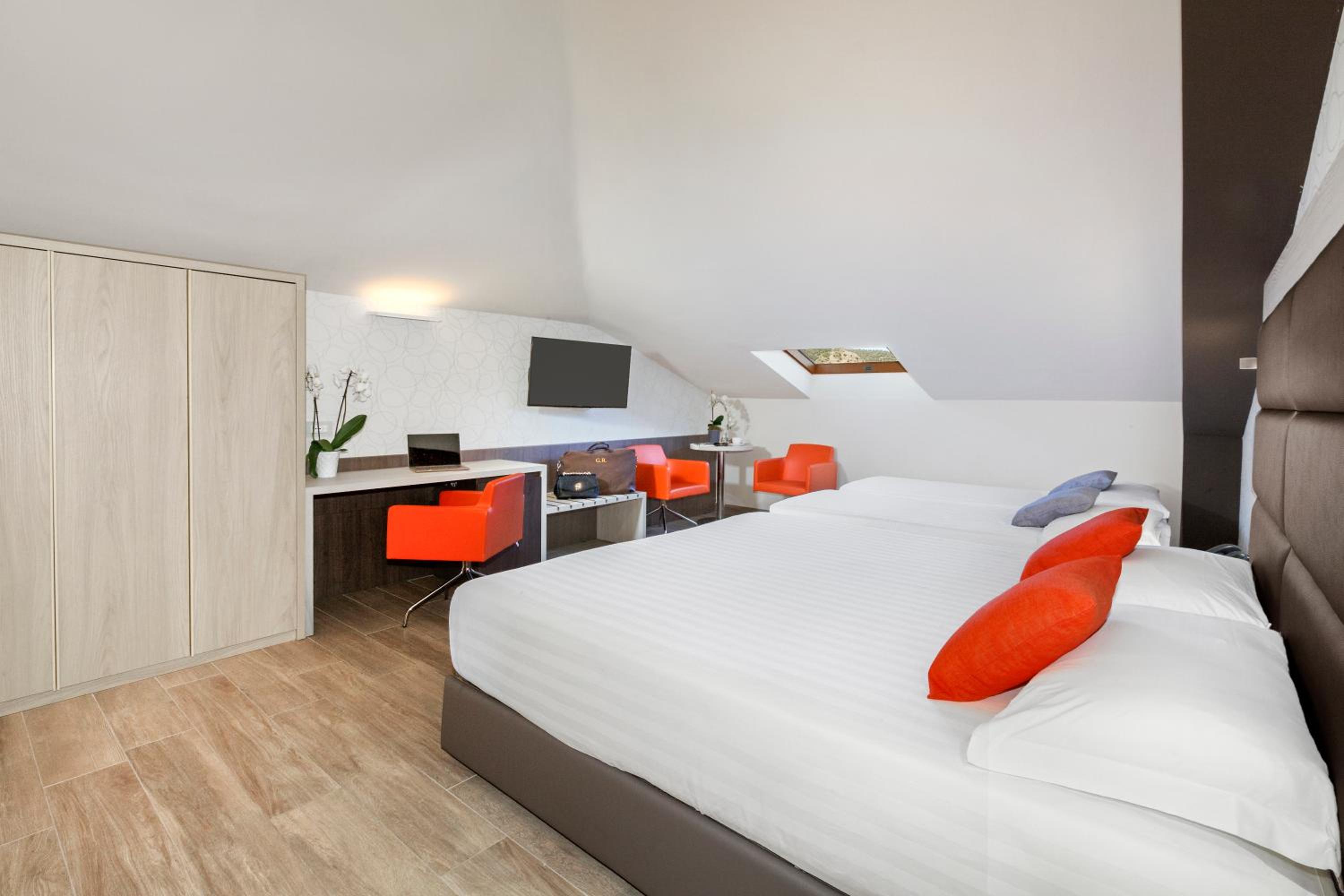 Large Double or Twin Room - Photo 5