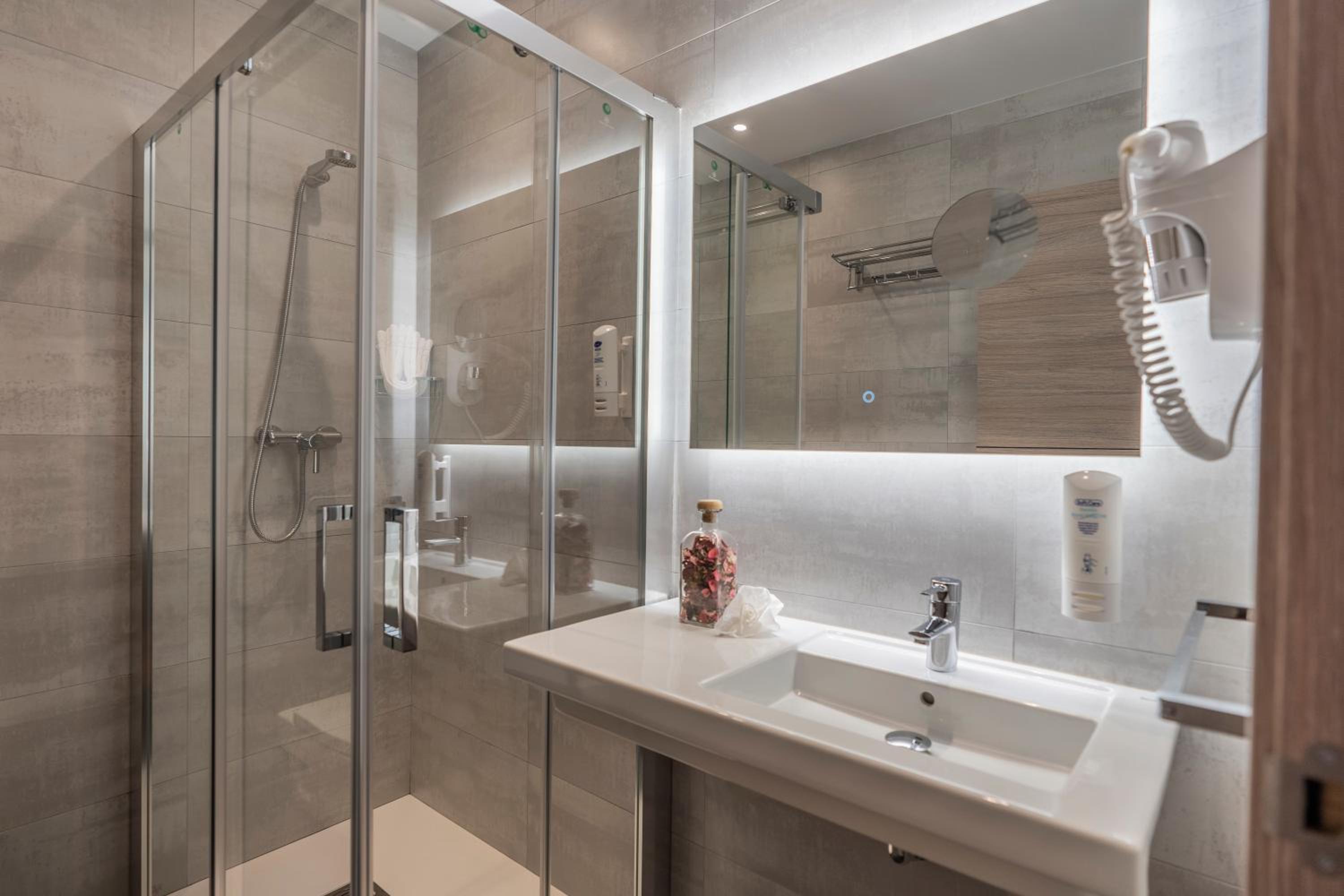 Deluxe Double or Twin Room - Photo 8
