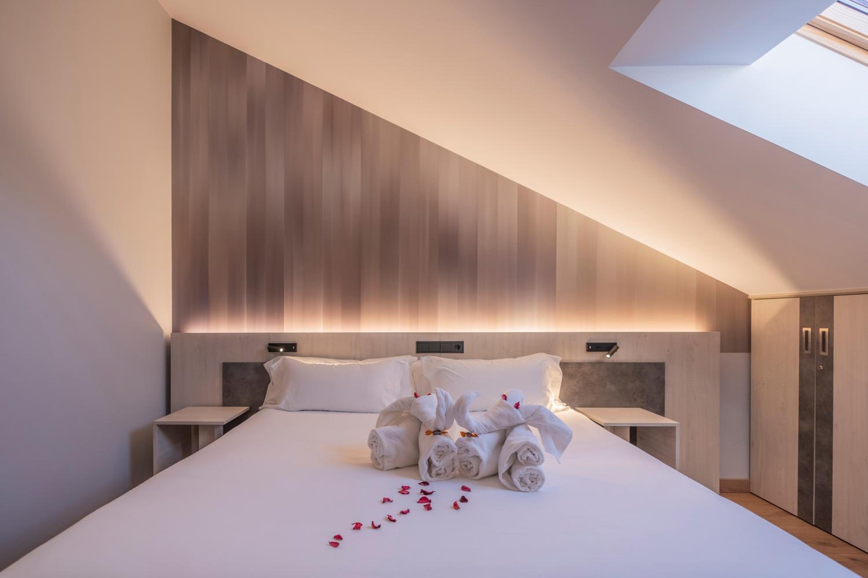 Deluxe Double or Twin Room - Photo 9