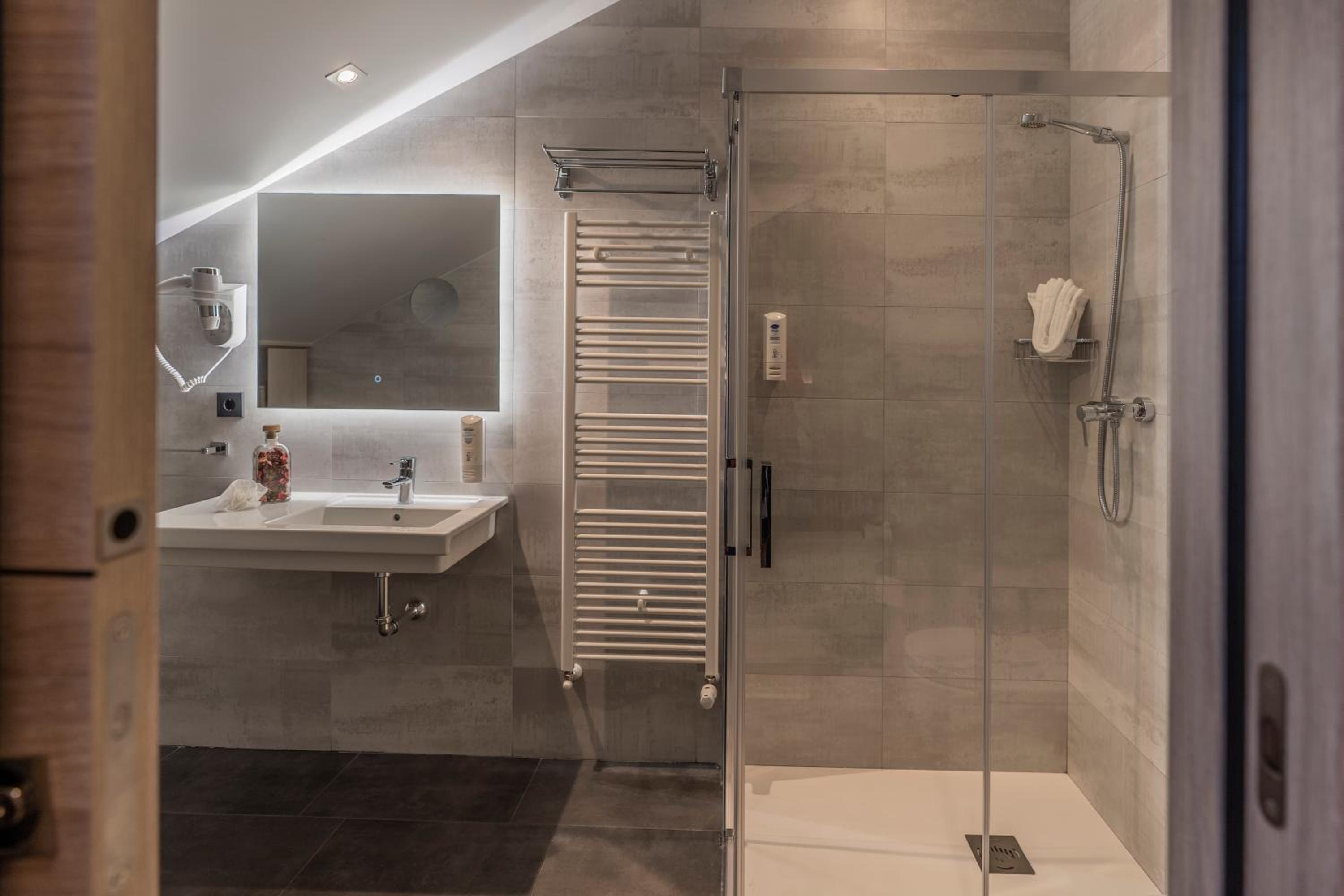 Deluxe Double or Twin Room - Photo 2