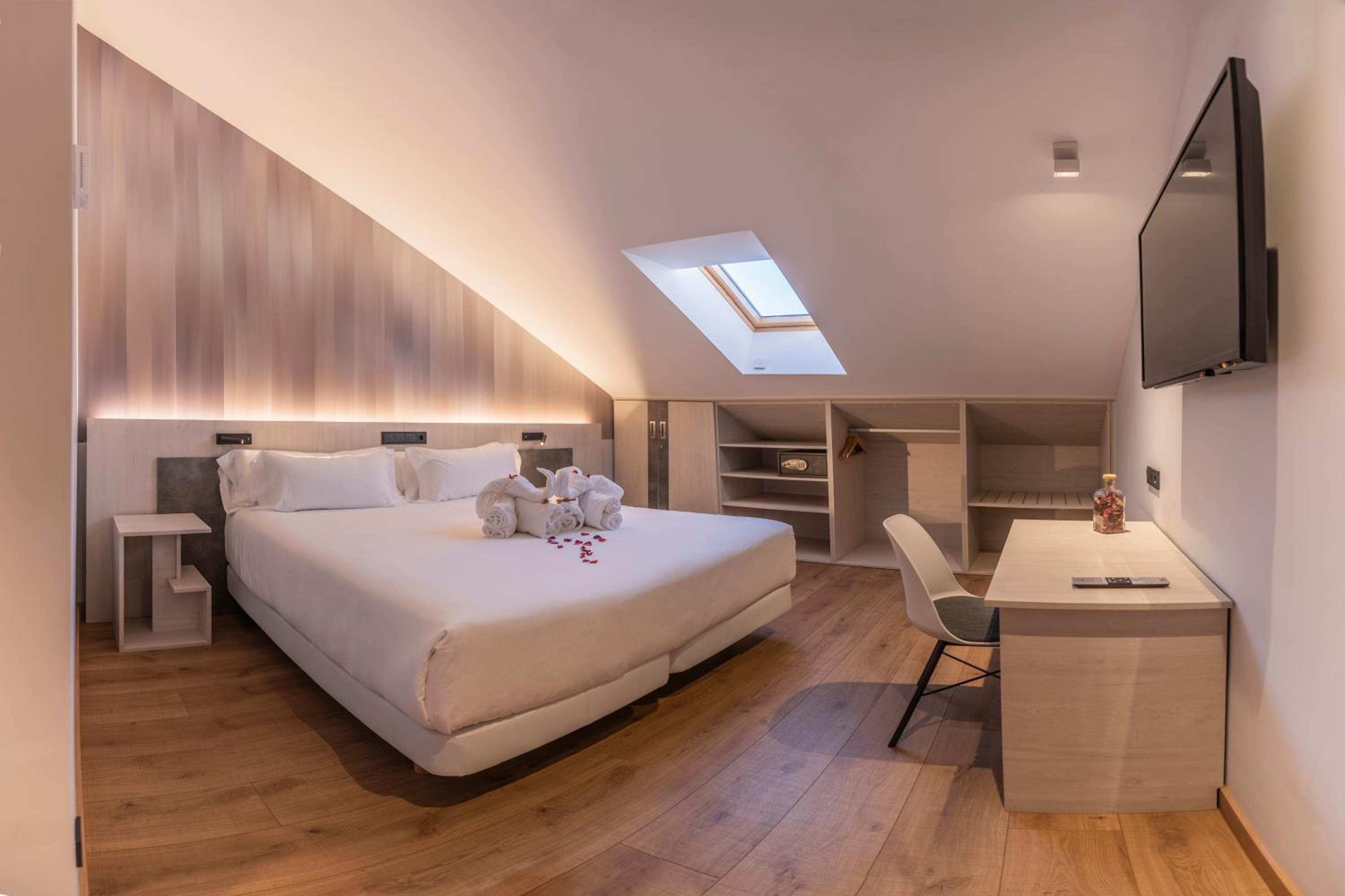 Deluxe Double or Twin Room - Photo 4