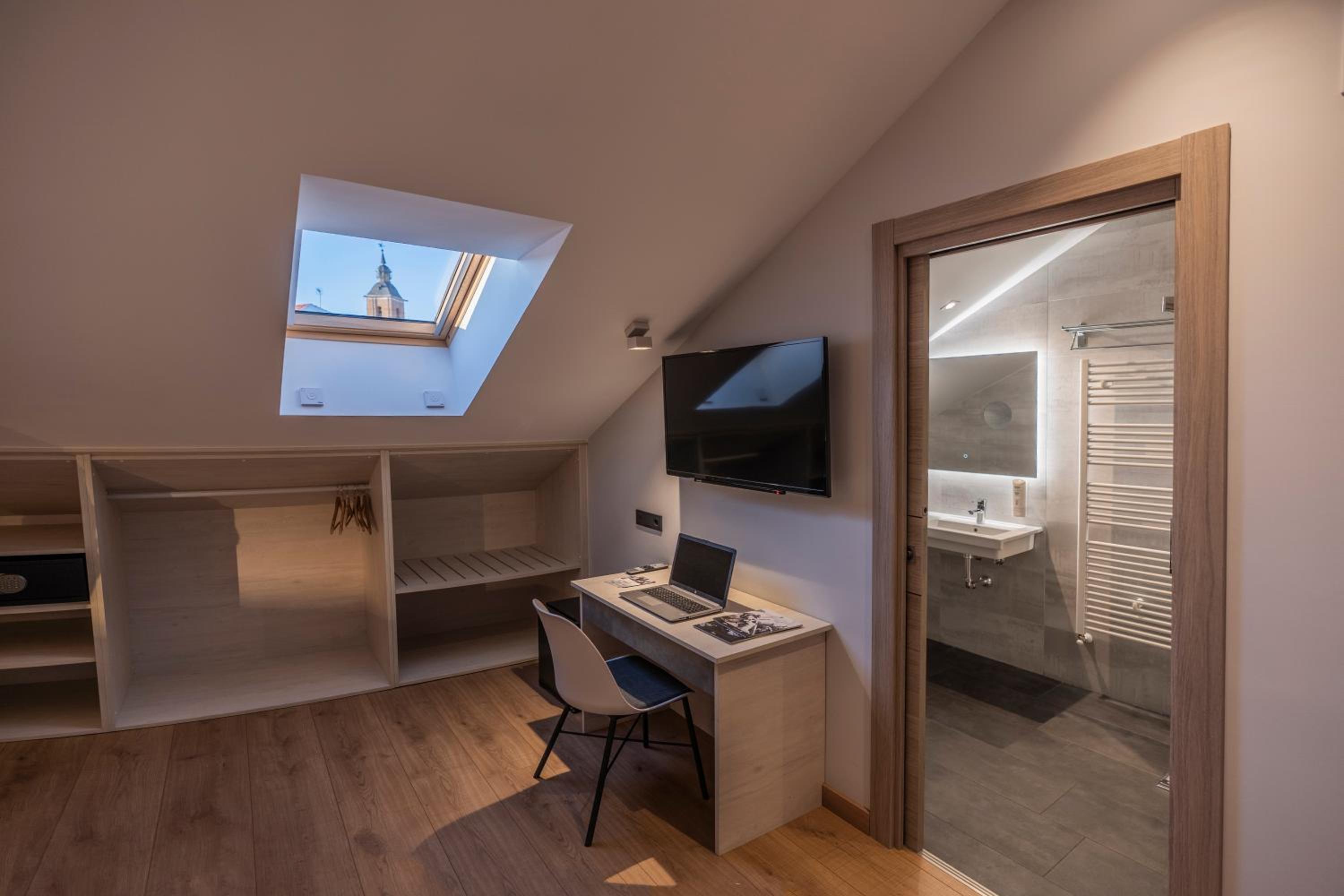 Deluxe Double or Twin Room - Photo 7