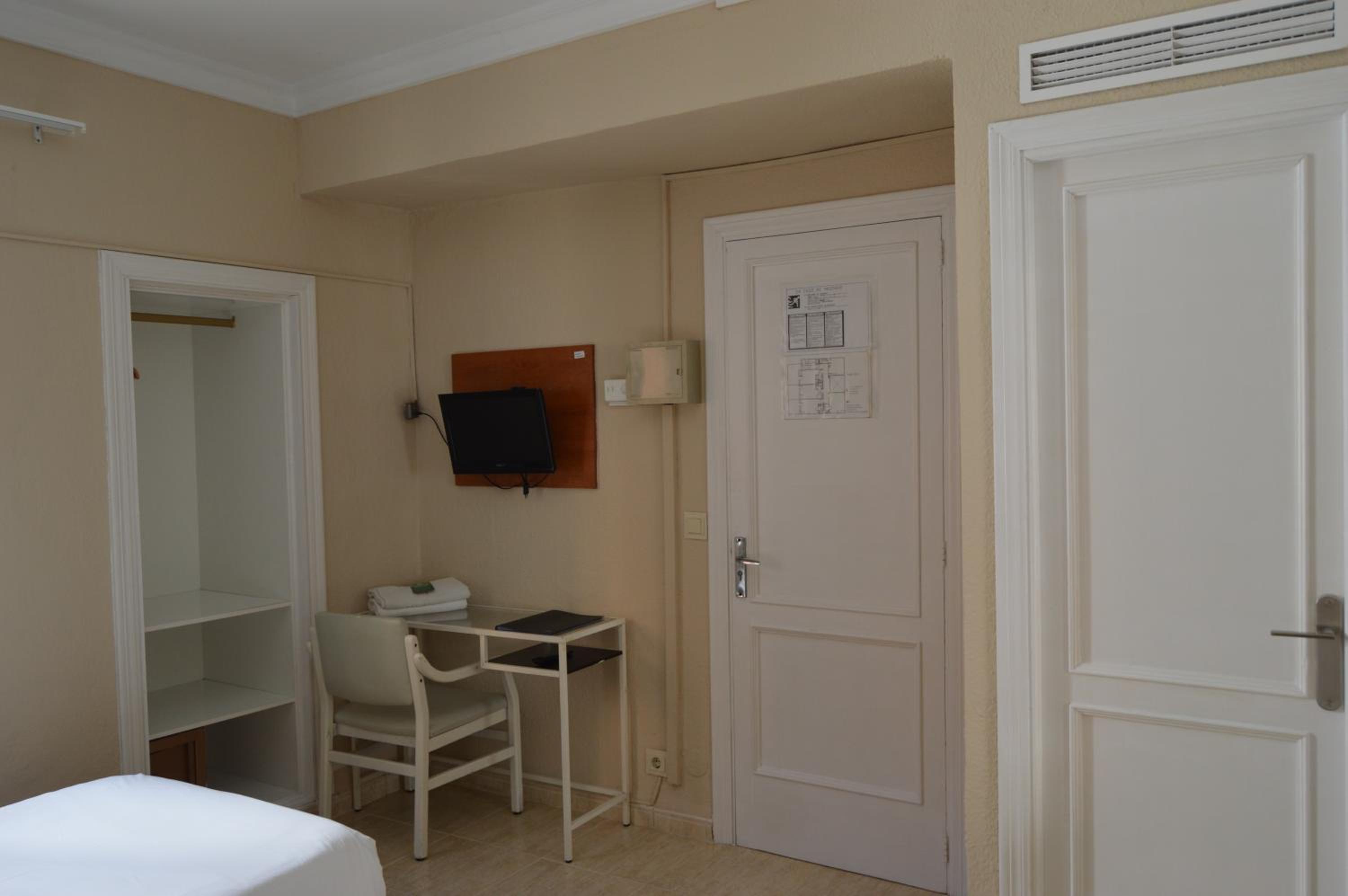 Twin Room - Photo 5