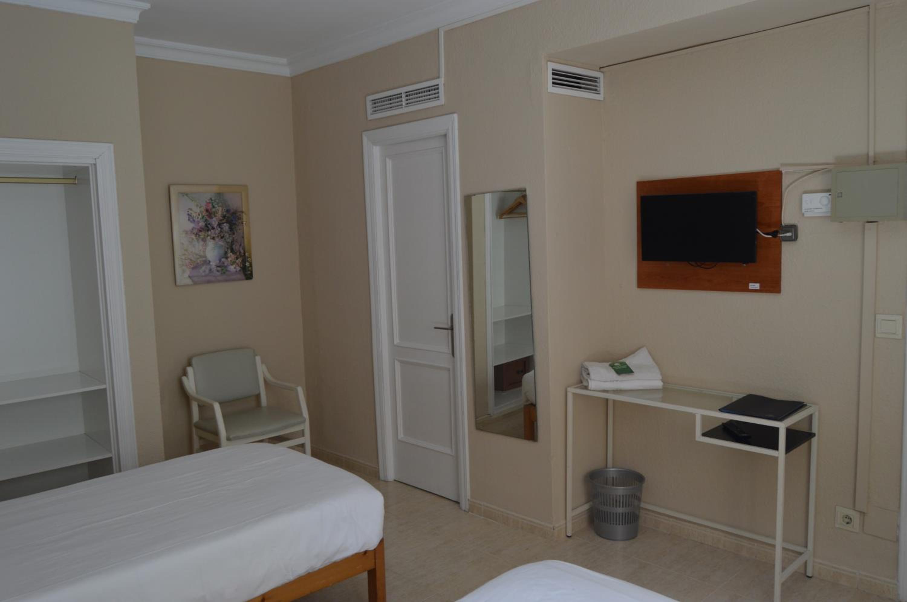 Deluxe Twin Room - Photo 2