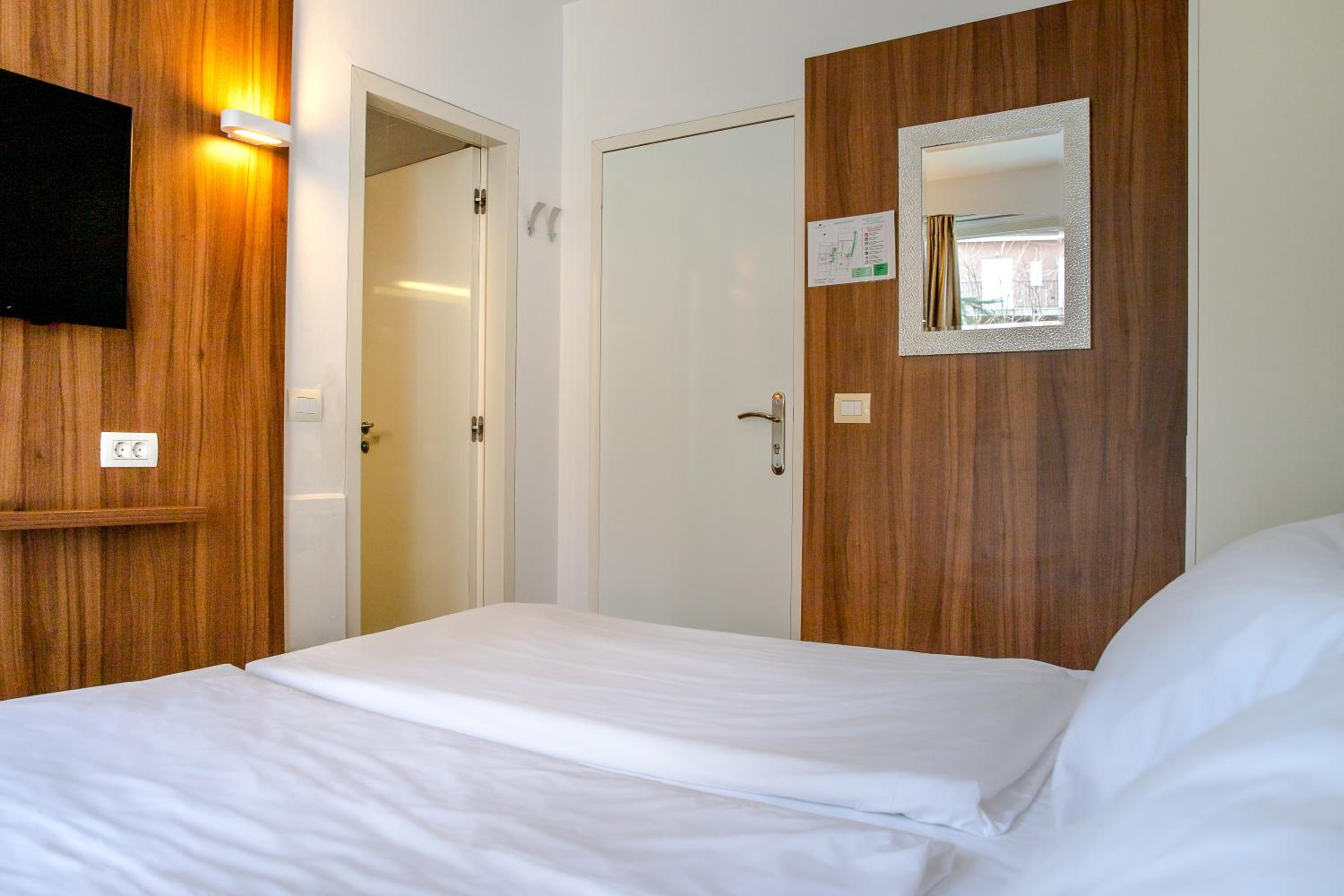 Small Double Room thumbnail 5