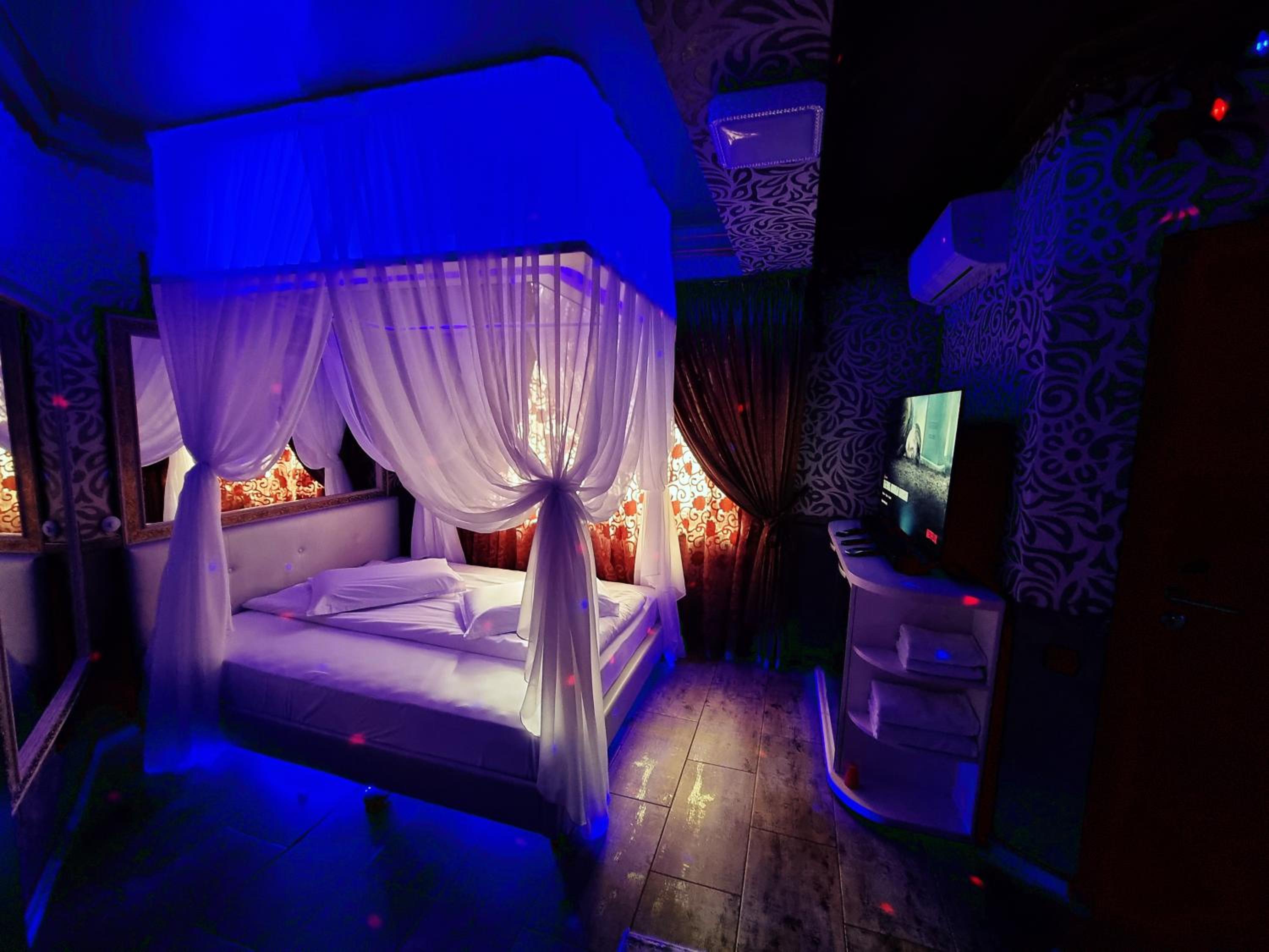 Double Room with Hot Tub - Photo 2