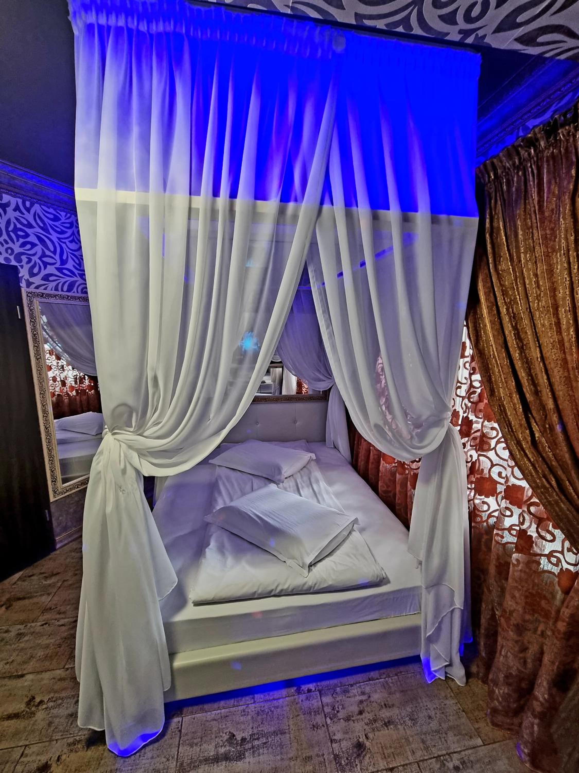 Double Room with Hot Tub - Photo 3
