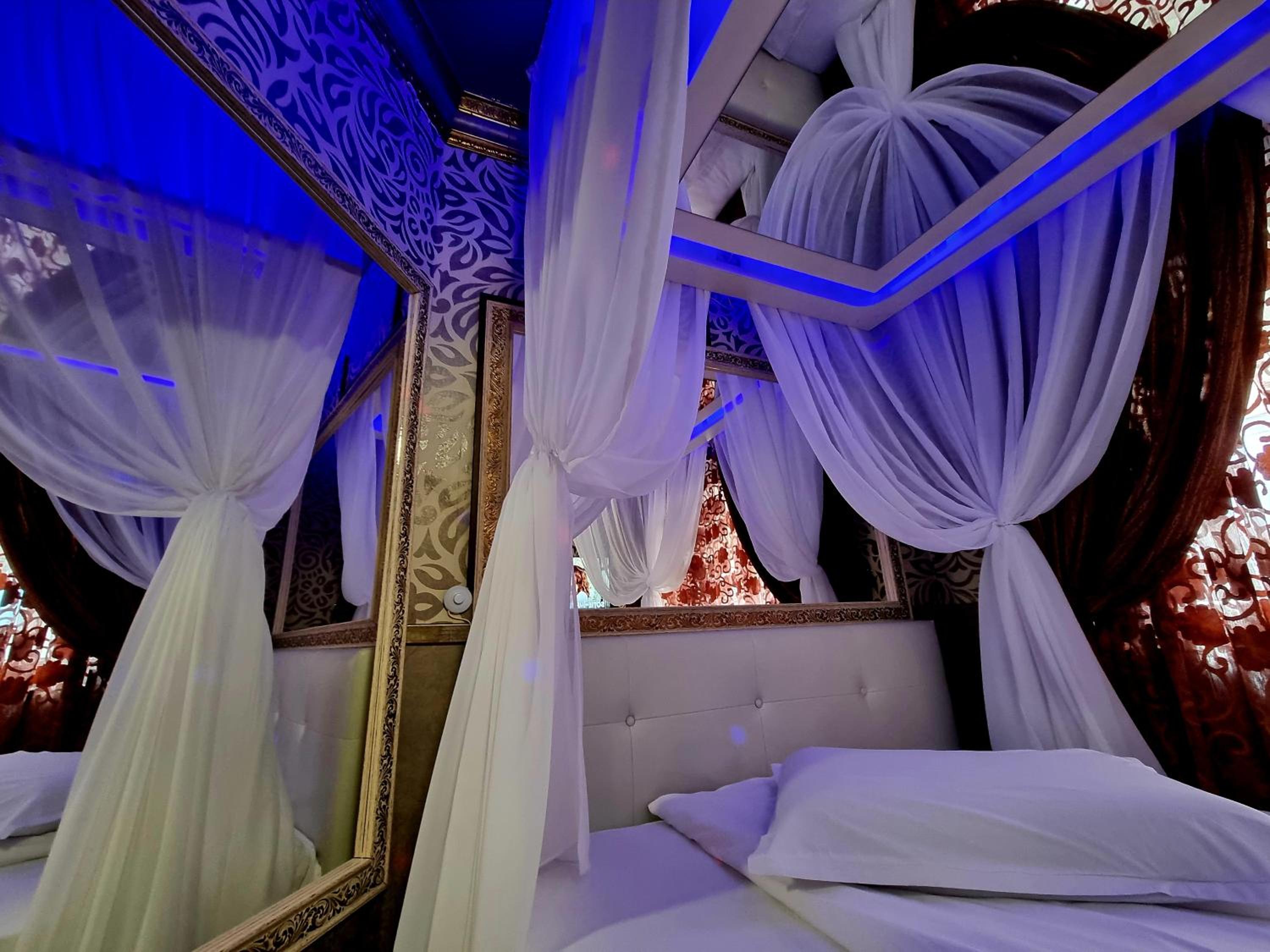 Double Room with Hot Tub - Photo 4