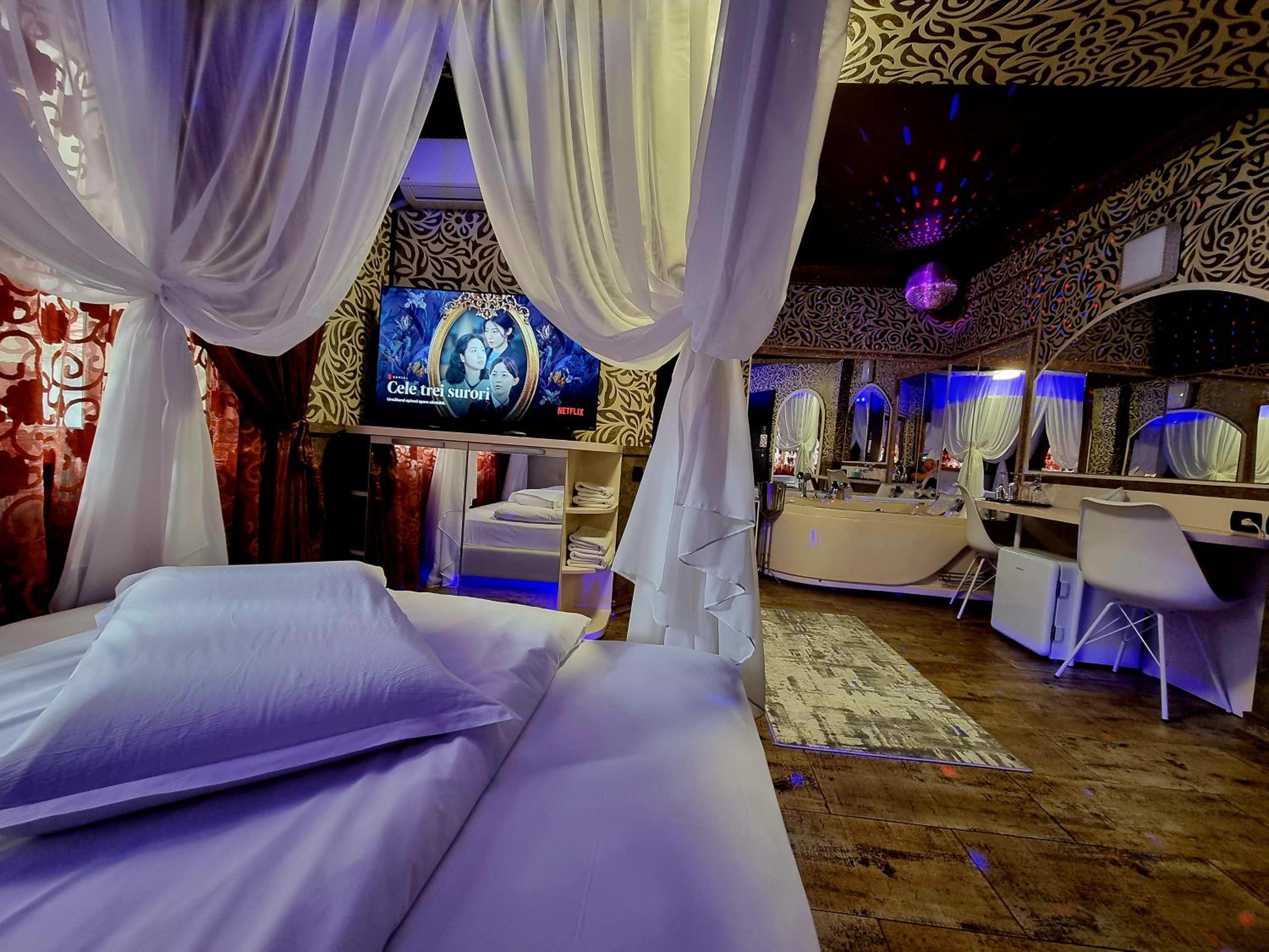 Double Room with Hot Tub - Photo 6