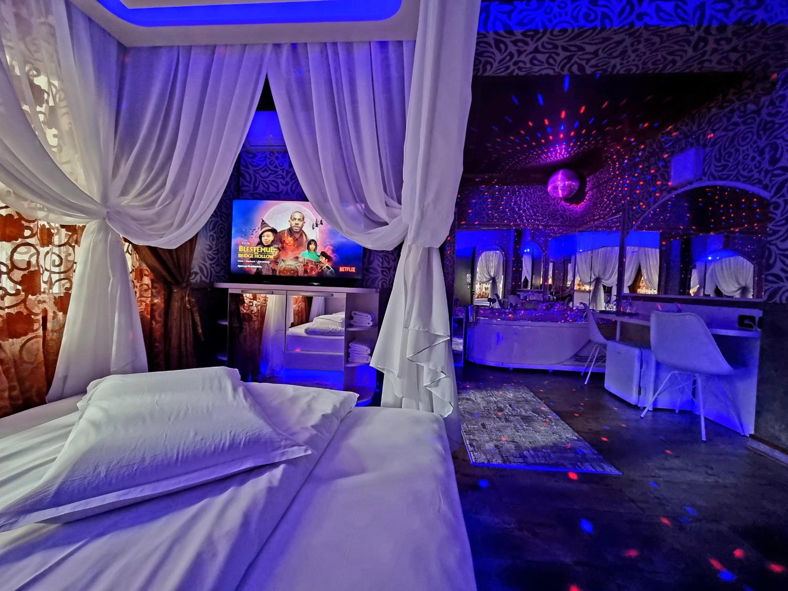 Double Room with Hot Tub - Photo 1