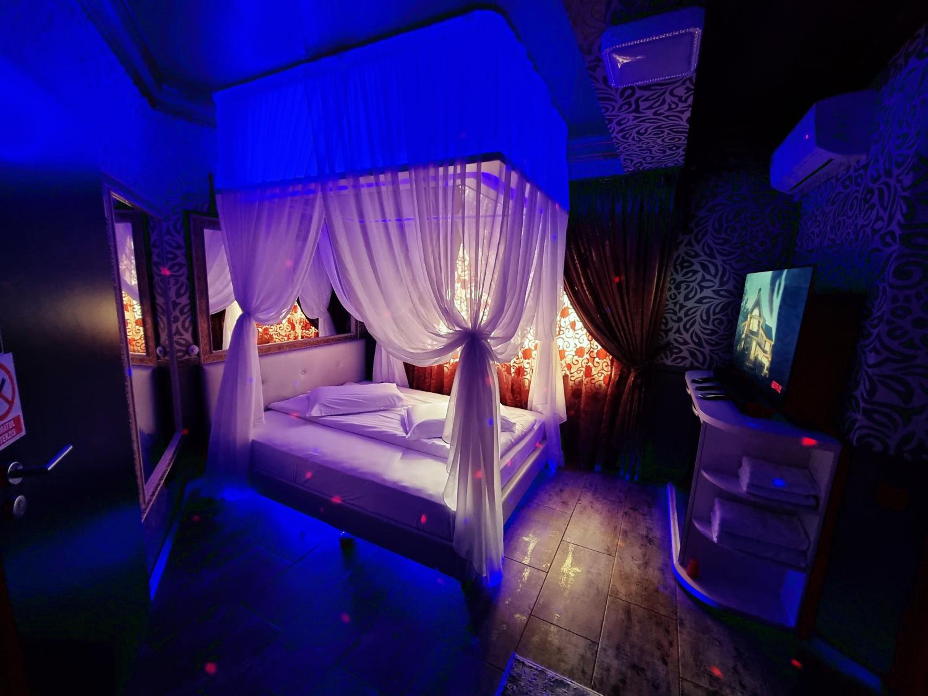 Double Room with Hot Tub - Photo 7