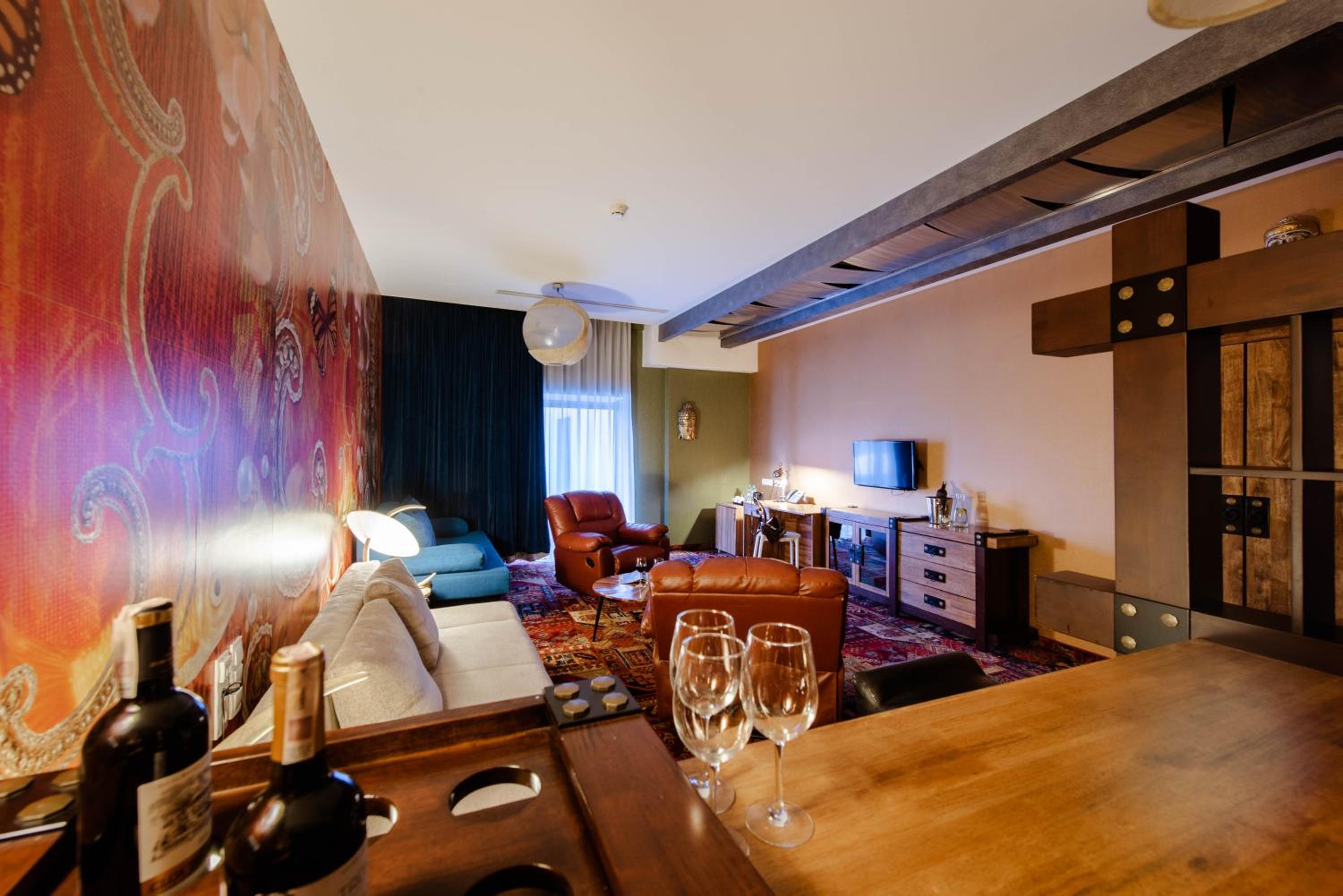 Burgundy Deluxe Apartment photo 1
