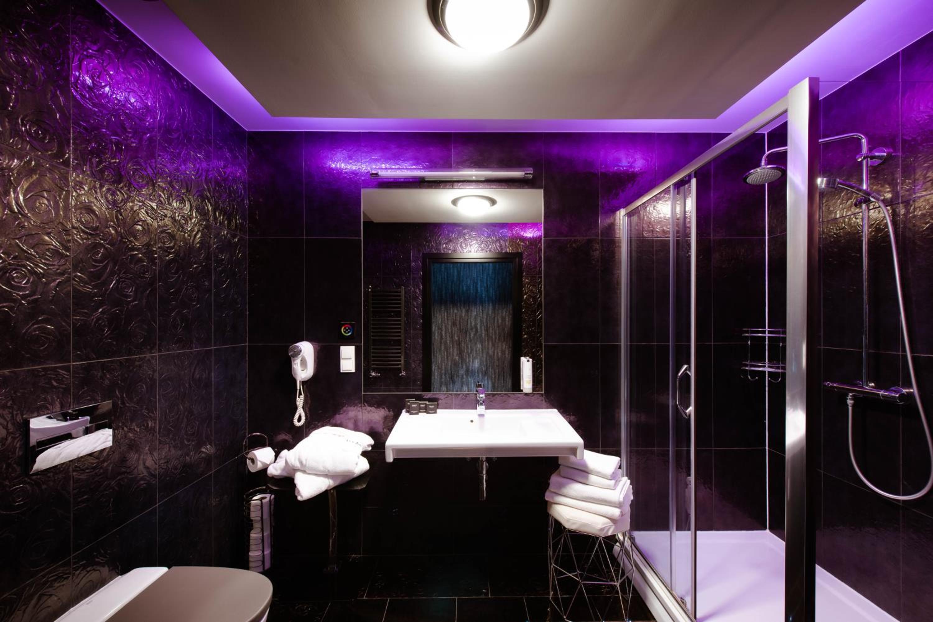 Black Standard Apartment photo 2