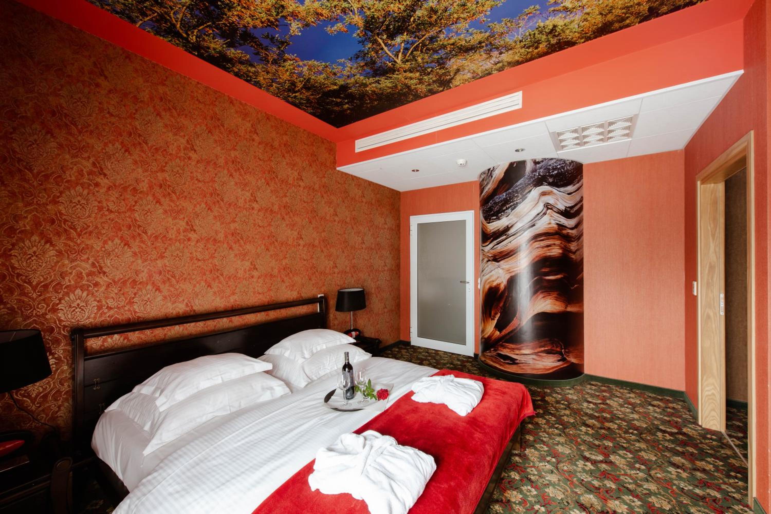 Red Business Apartment photo 2