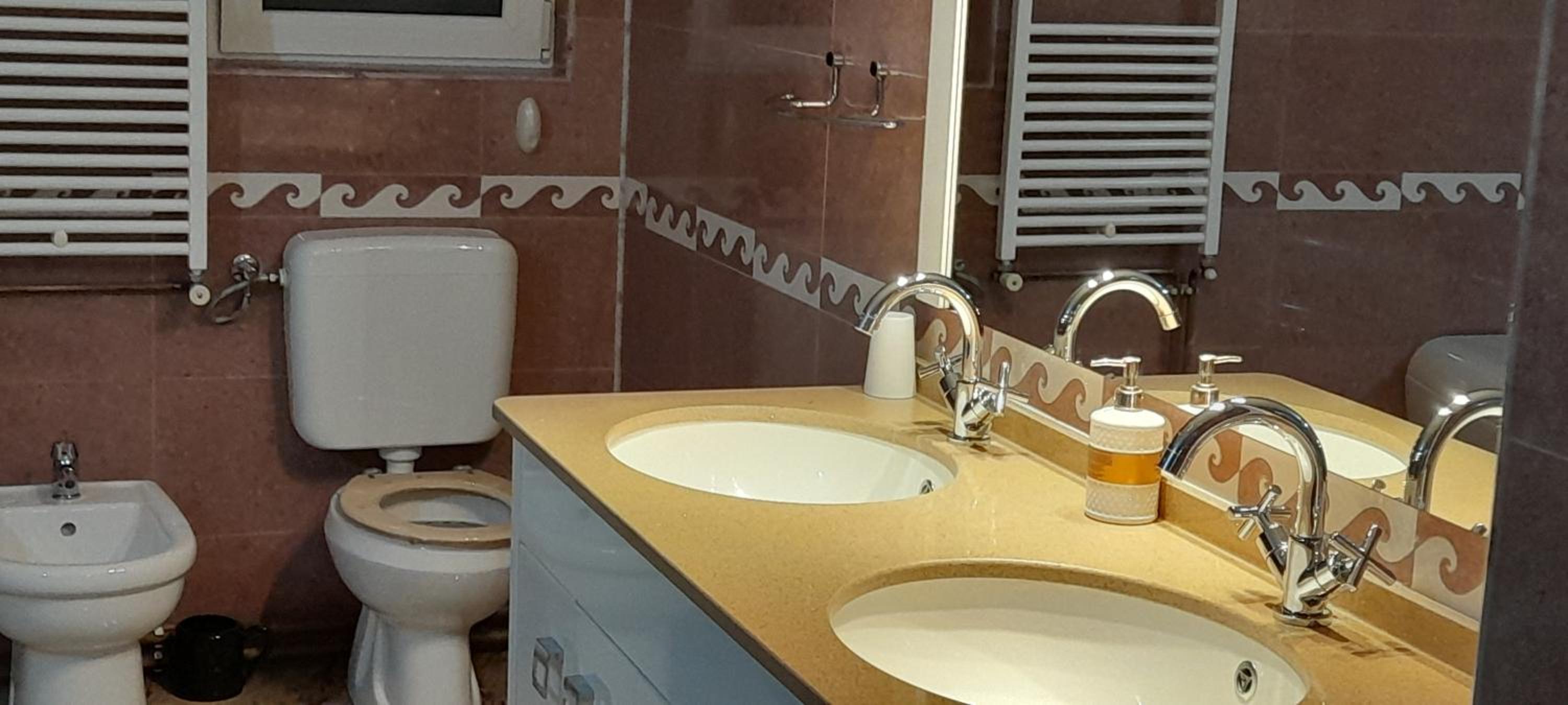 Deluxe Room (2 Adults + 1 Child) - Photo 9