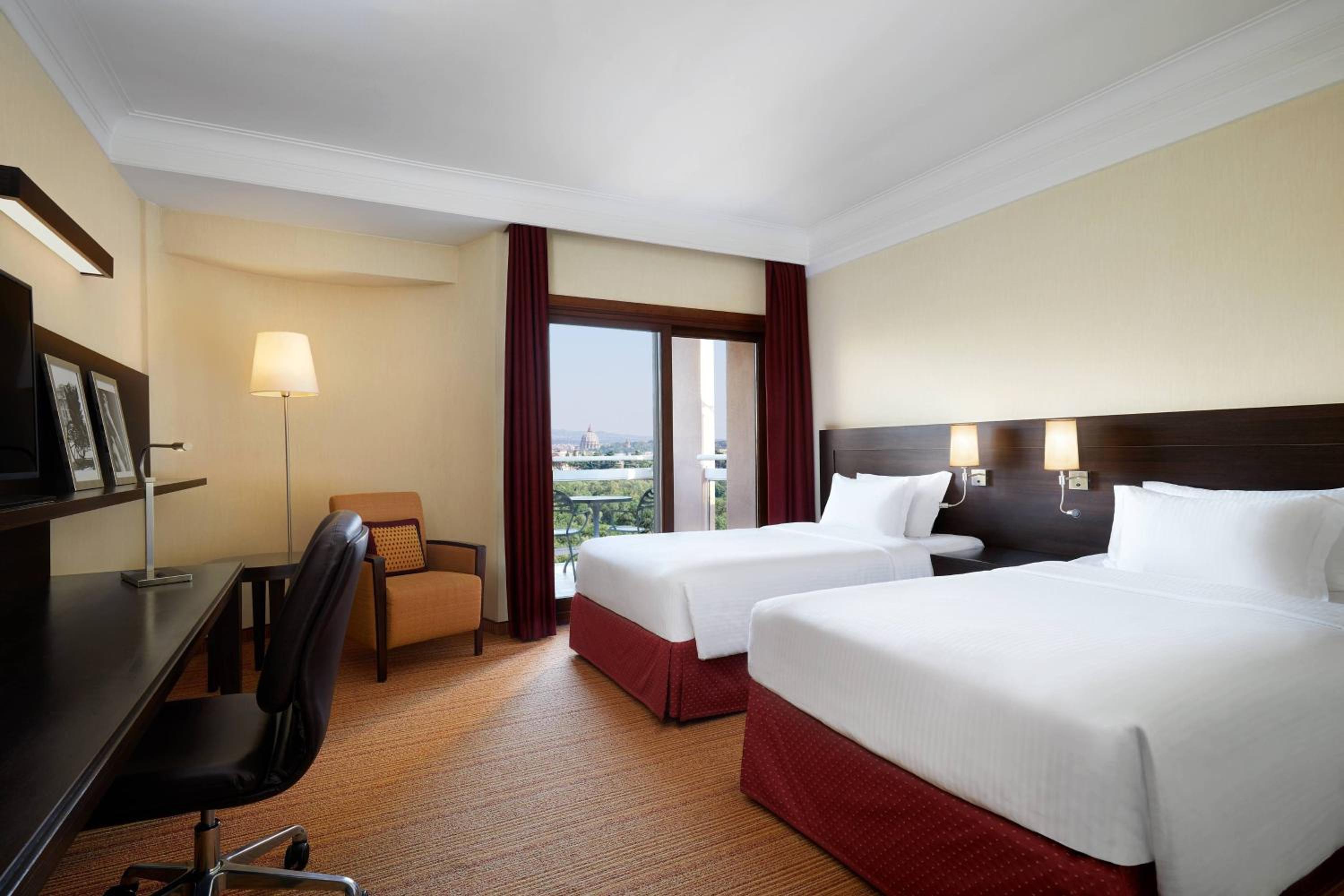 Twin Room with Dome View - High Floor thumbnail 5