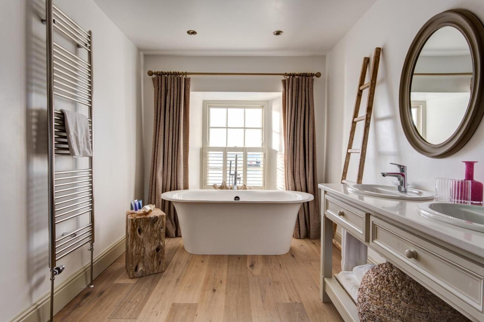 Deluxe Double Room with Sea View photo 2