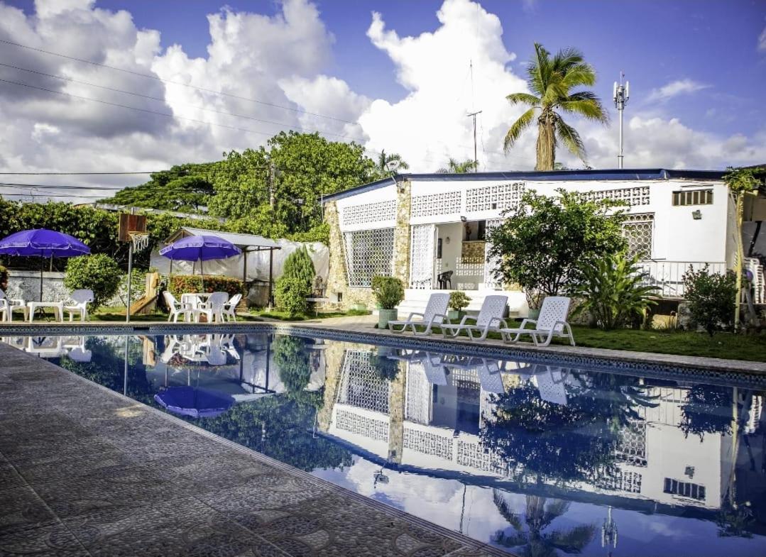 Five-Bedroom House photo 2