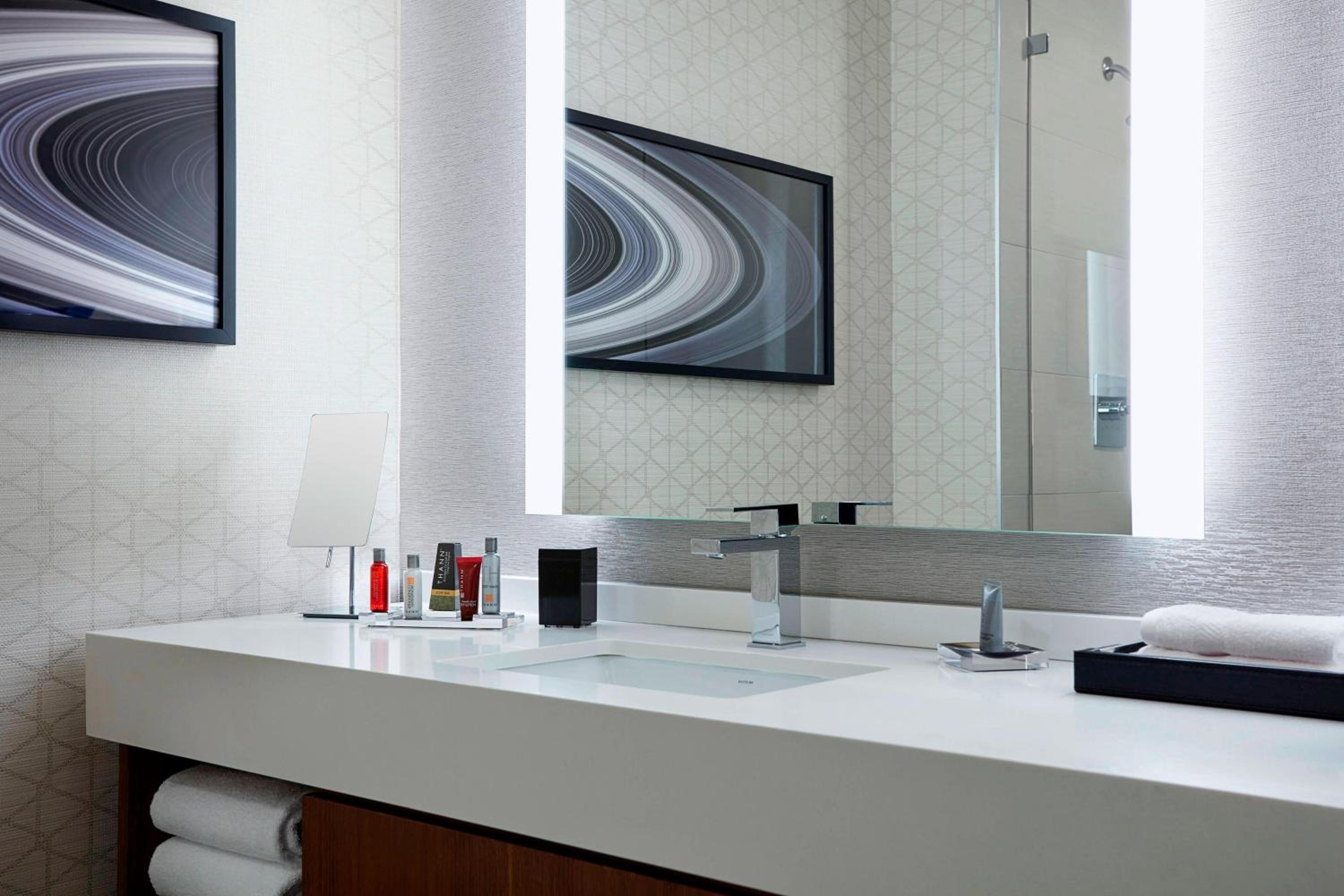 King Room - Hearing Accessible photo 2