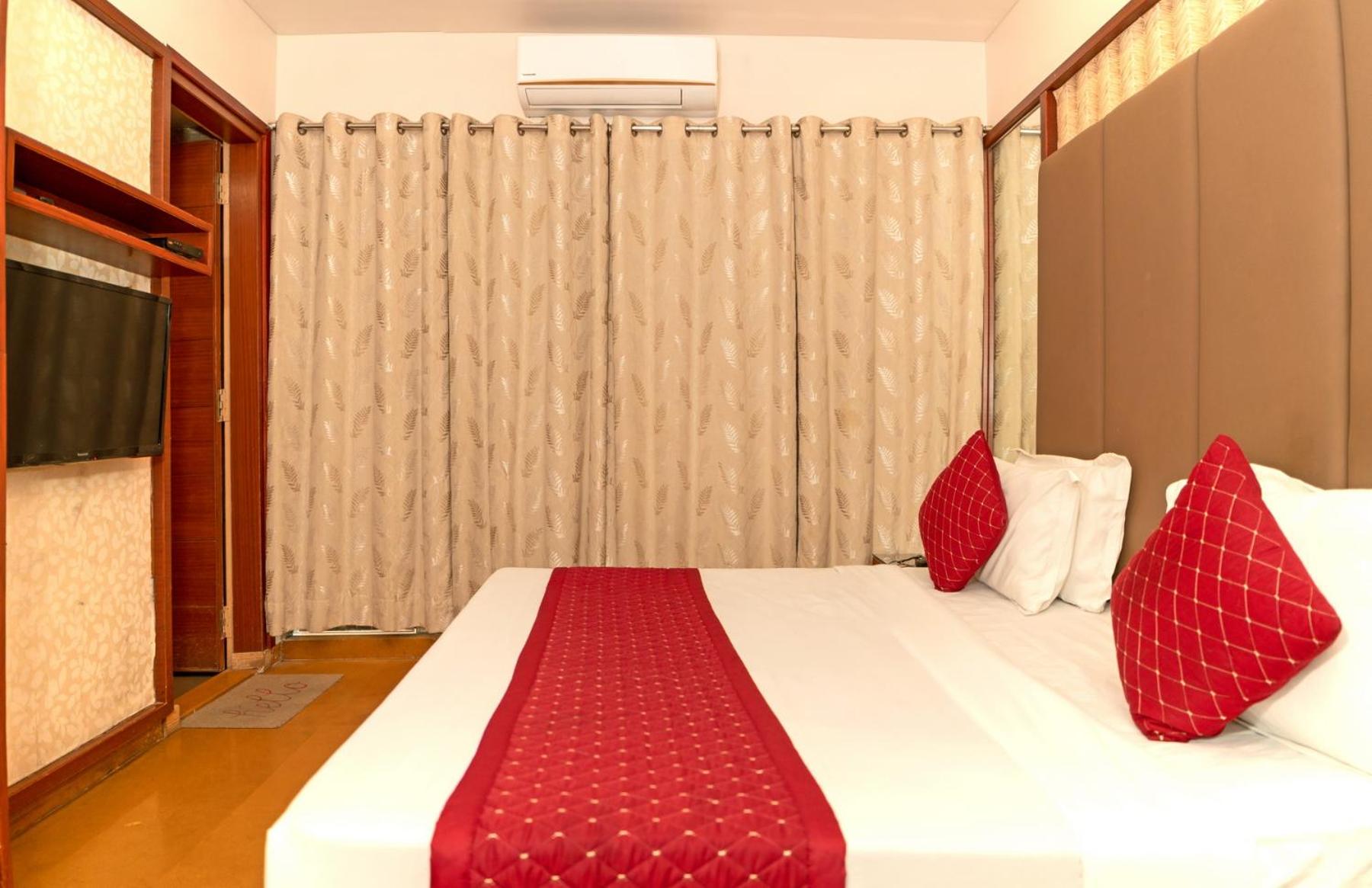 Deluxe Double Room (Sanitized): 10% off on Room Upgrade, Subject to availability, 20% off on Meal Upgrade, 10% off on Two -way Airport Transfer, 10% Off on Early Check-in upto 2 hours {Subject to Availability}, Free Linen Change photo 3