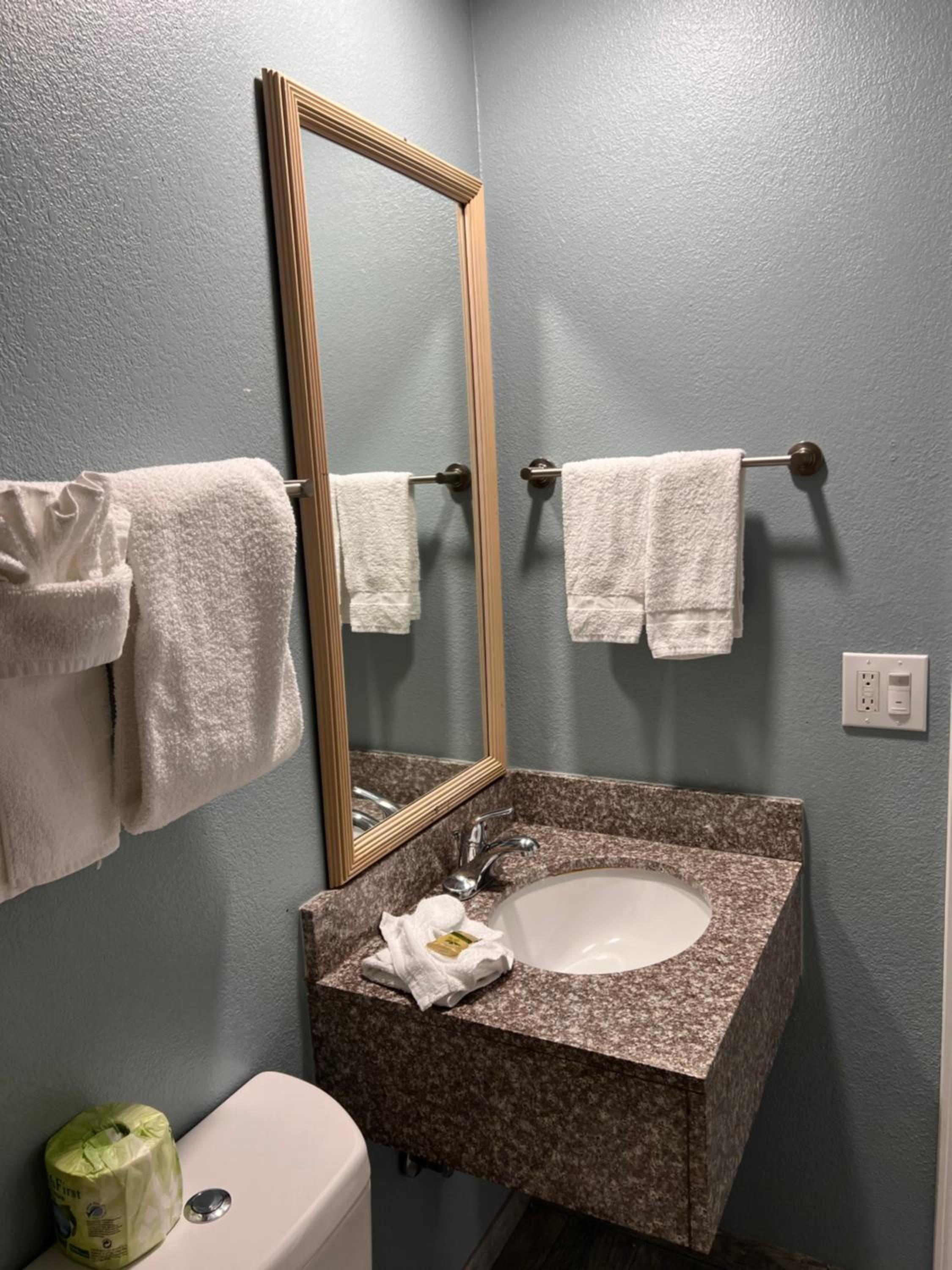 Queen Room photo 2